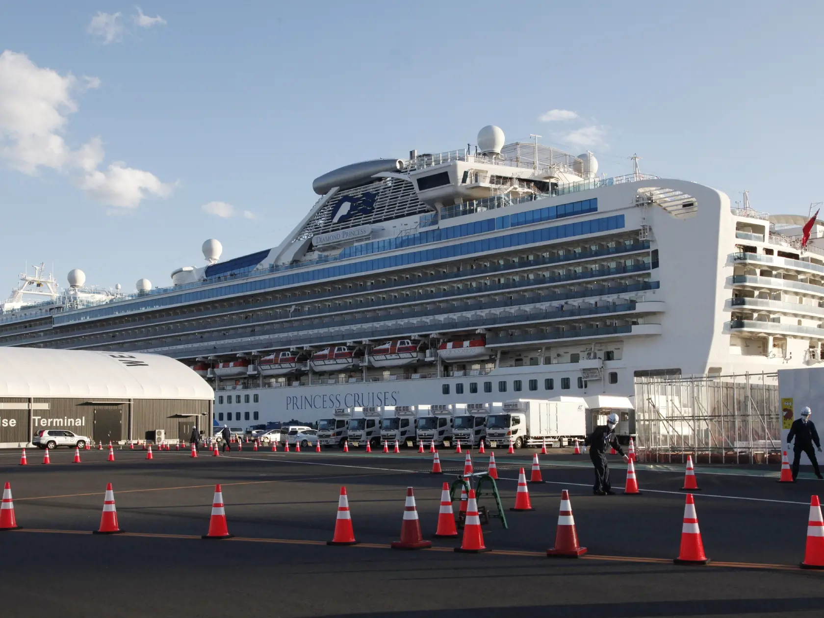 MIK 13 Jokohama - Na snímke je loď Diamond Princess, ktorá je od začiatku februára v karanténe v japonskom prístave Jokohama 18. februára 2020. FOTO TASR/AP 
Na 542 stúpol počet ľudí nakazených novým druhom koronavírusu na výletnej lodi Diamond Princess (Diamantová princezná), ktorá sa od začiatku februára nachádza v karanténe v japonskom prístavnom meste Jokohama.


The quarantined cruise ship Diamond Princess is anchored at the Yokohama Port in Yokohama, near Tokyo, Tuesday, Feb. 18, 2020. The