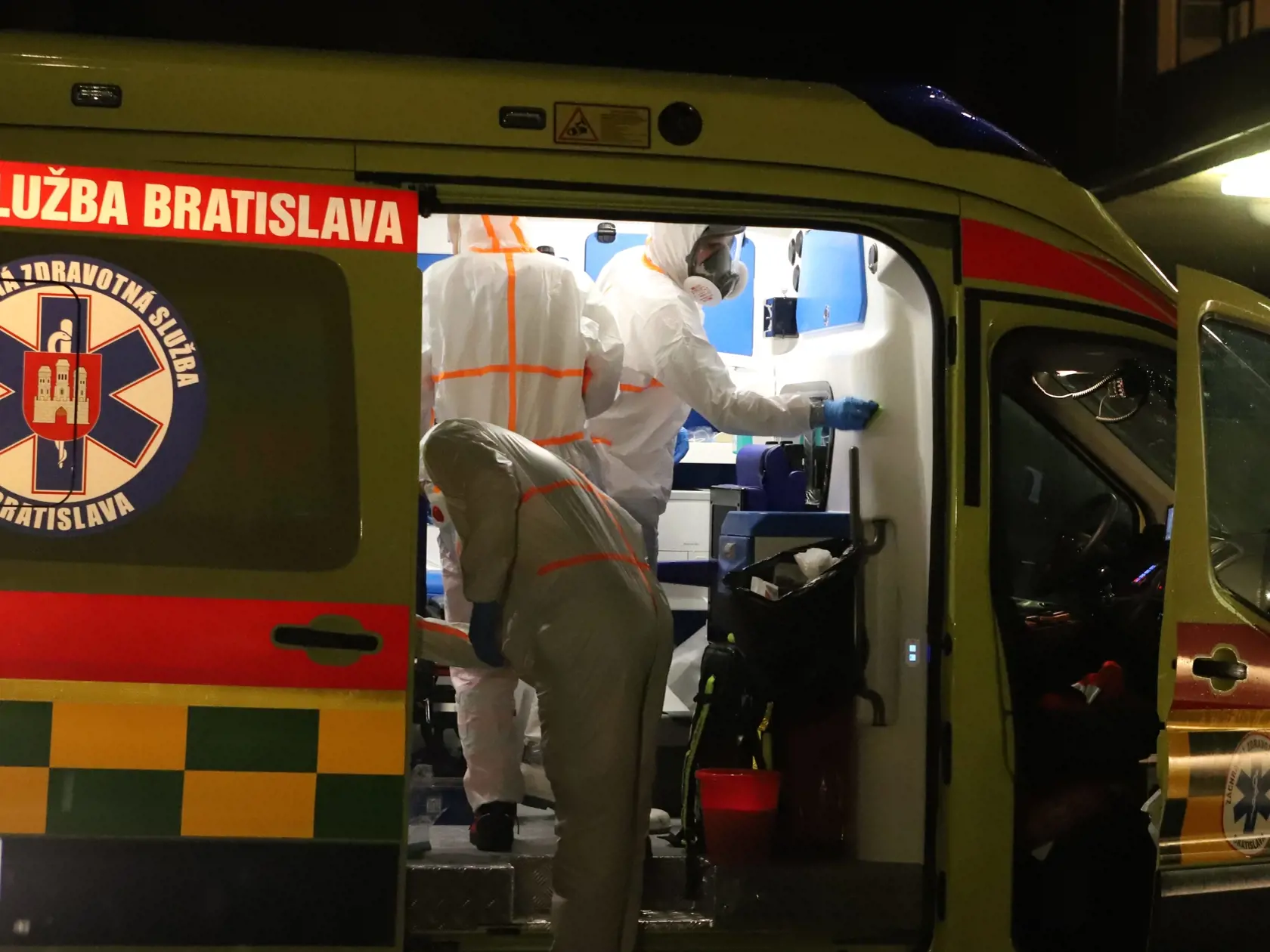 Dvoch slovenských občanov, u ktorých je podozrenie na koronavírus a boli evakuovaní z čínskeho Wu - Chanu, priviezli do Fakultnej nemocnici s poliklinikou F. D. Roosevelta v Banskej Bystrici, kde budú absolvovať karanténu. V Banskej Bystrici 3. februára 2020. FOTO TASR - Ján Krošlák