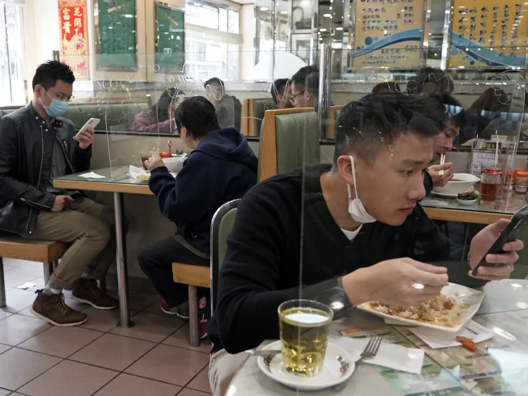 KK7 Hongkong - Na snímke zákazníci obedujú s priehľadnými plastovými panelmi medzi sebou, aby sa zabránilo šíreniu nového koronavírusu v Hongkongu 12. februára 2020. Počet úmrtí počas epidémie nového koronavírusu stúpol v Číne v stredu na 1113 po tom, čo bolo Národnej zdravotníckej komisii nahlásených ďalších 97 obetí na životoch. Údaj, pravidelne oznamovaný čínskymi úradmi, klesol už druhý deň po sebe. V utorok bolo nahlásených 108 nových úmrtí na koronavírus. FOTO TASR/AP

Customers have lunch