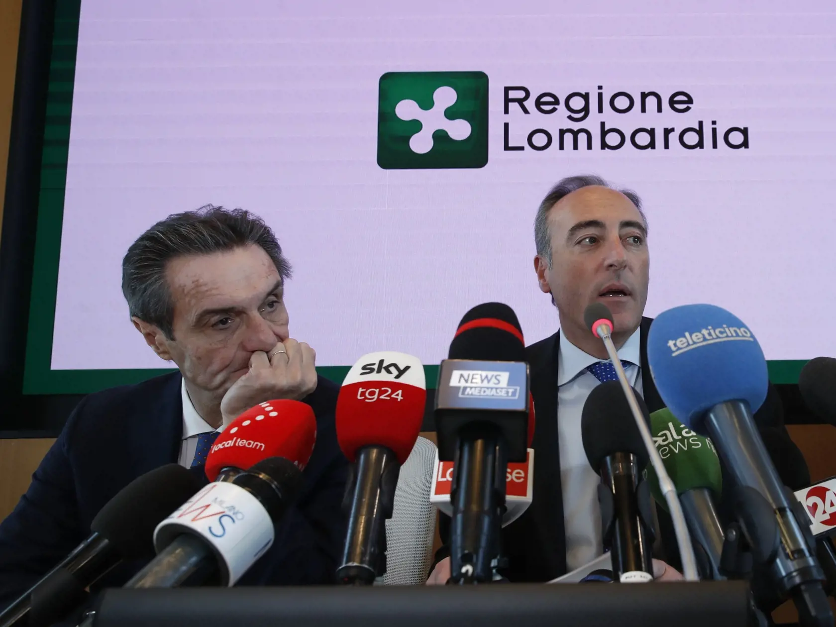 WA 49 Miláno - Giulio Gallera (vpravo), zdravotný poradca pre severotaliansky región Lombardsko a guvernér Lombardska Attilio Fontana počas tlačovej konferencie v Miláne 21. februára 2020. V Taliansku zaznamenali ďalšie tri prípady nákazy na nový koronavírus v dvoch mestách v severotalianskom regióne Lombardsko. Ide o prvé prípady nákazy talianskych občanov, ktorí nenavštívili Čínu, uviedli talianske úrady. FOTO TASR/AP    

Giulio Gallera, Health Counselor for the Lombardy Region, right, is fla