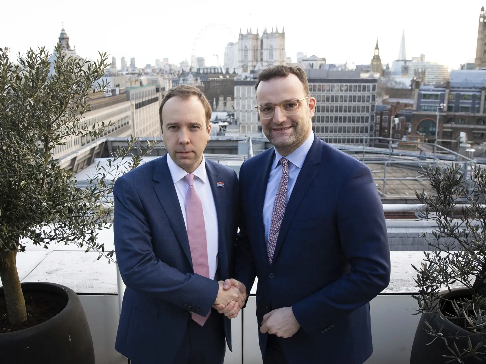 EBE 13 Londýn - Na snímke zľava britský minister zdravotníctva Matt Hancock a nemecký minister zdravotníctva Jens Spahn počas stretnutia s cieľom koordinovať postup oboch krajín vzhľadom na koronavírus v Londýne 4. februára 2020. FOTO TASR/AP
Britain's Health Secretary Matt Hancock, left, meets with German Health Minister Jens Spahn at the Department of Health in London, ahead of a meeting to coordinate an international response to the coronavirus, Tuesday Feb. 4, 2020.  The ministerial talks wi