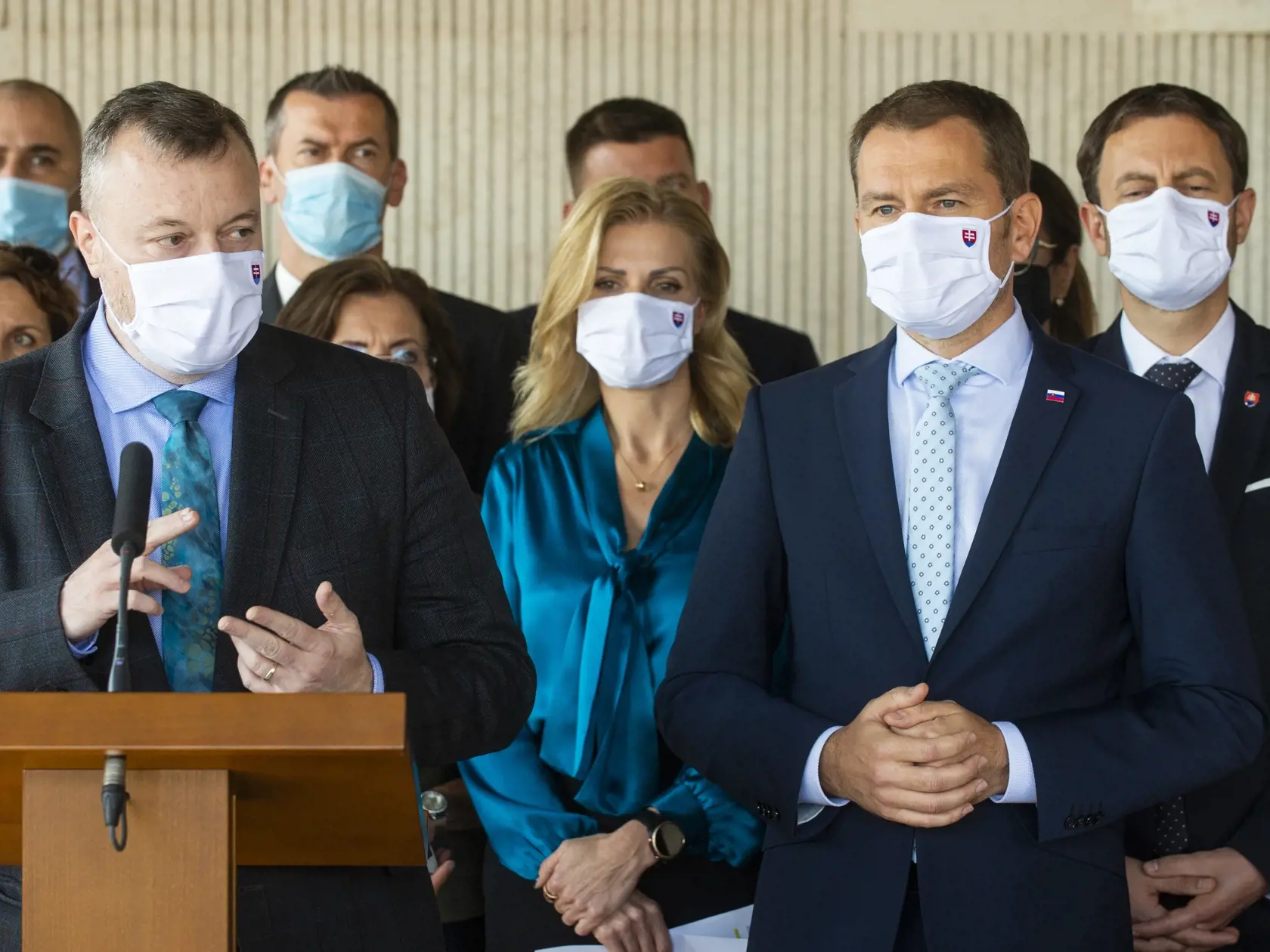 Na snímke zľava minister práce, sociálnych vecí a rodiny SR Milan Krajniak, poslankyňa NR SR Petra Krištúfková (obaja Sme rodina), predseda vlády SR Igor Matovič a minister financií SR Eduard Heger (obaja OĽaNO) počas tlačovej konferencie k výsledku hlasovania o zákone týkajúceho sa žien ročníkov 1957 – 1963, 24. septembra 2020 v Bratislave. FOTO TASR – Jakub Kotian