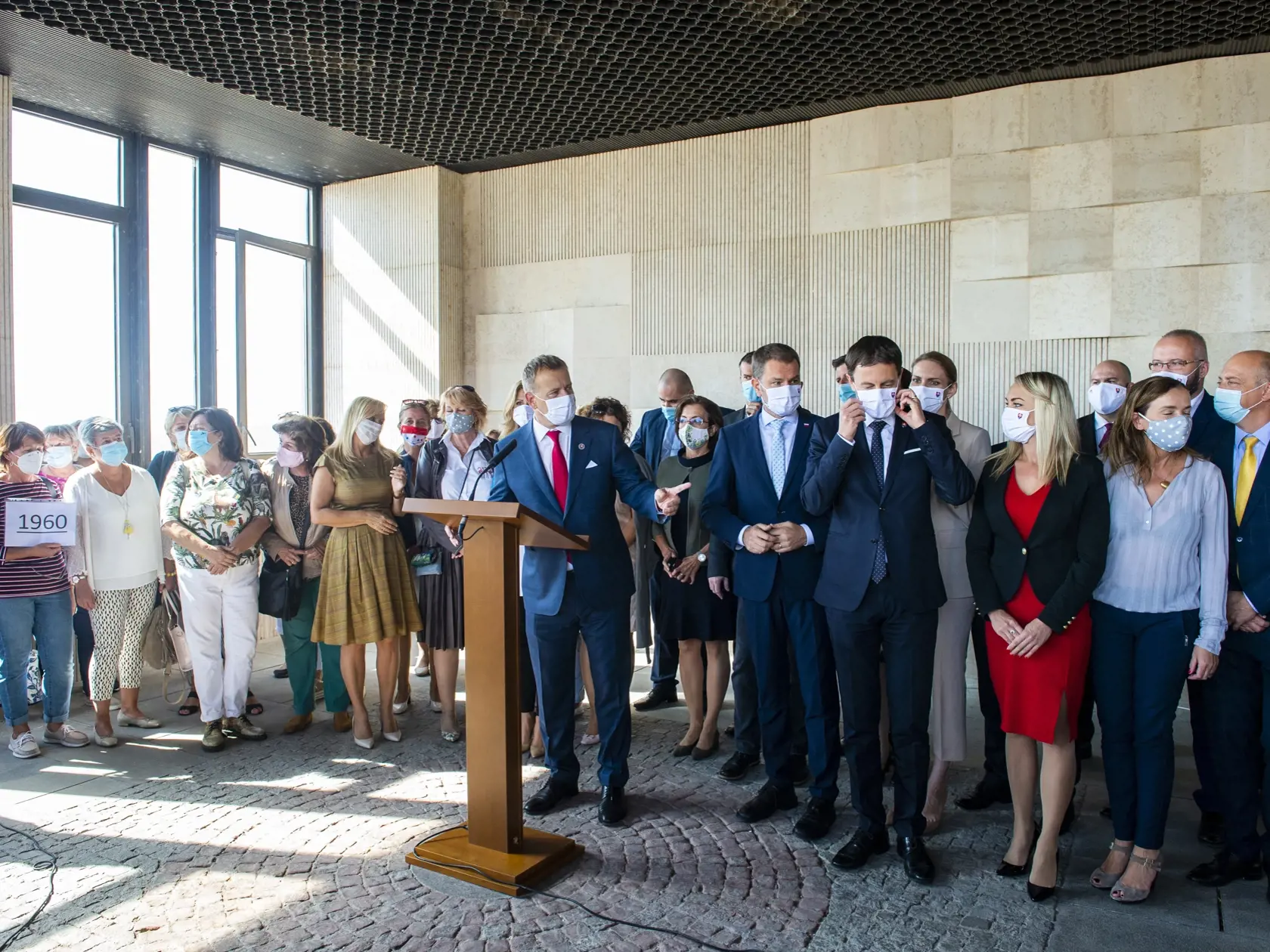 Na snímke uprostred zľava predseda NR SR Boris Kollár (Sme rodina), predseda vlády SR Igor Matovič (OĽaNO) a minister financií SR Eduard Heger (OĽaNO) počas tlačovej konferencie k výsledku hlasovania o zákone týkajúceho sa žien ročníkov 1957 – 1963, 24. septembra 2020 v Bratislave. FOTO TASR – Jakub Kotian