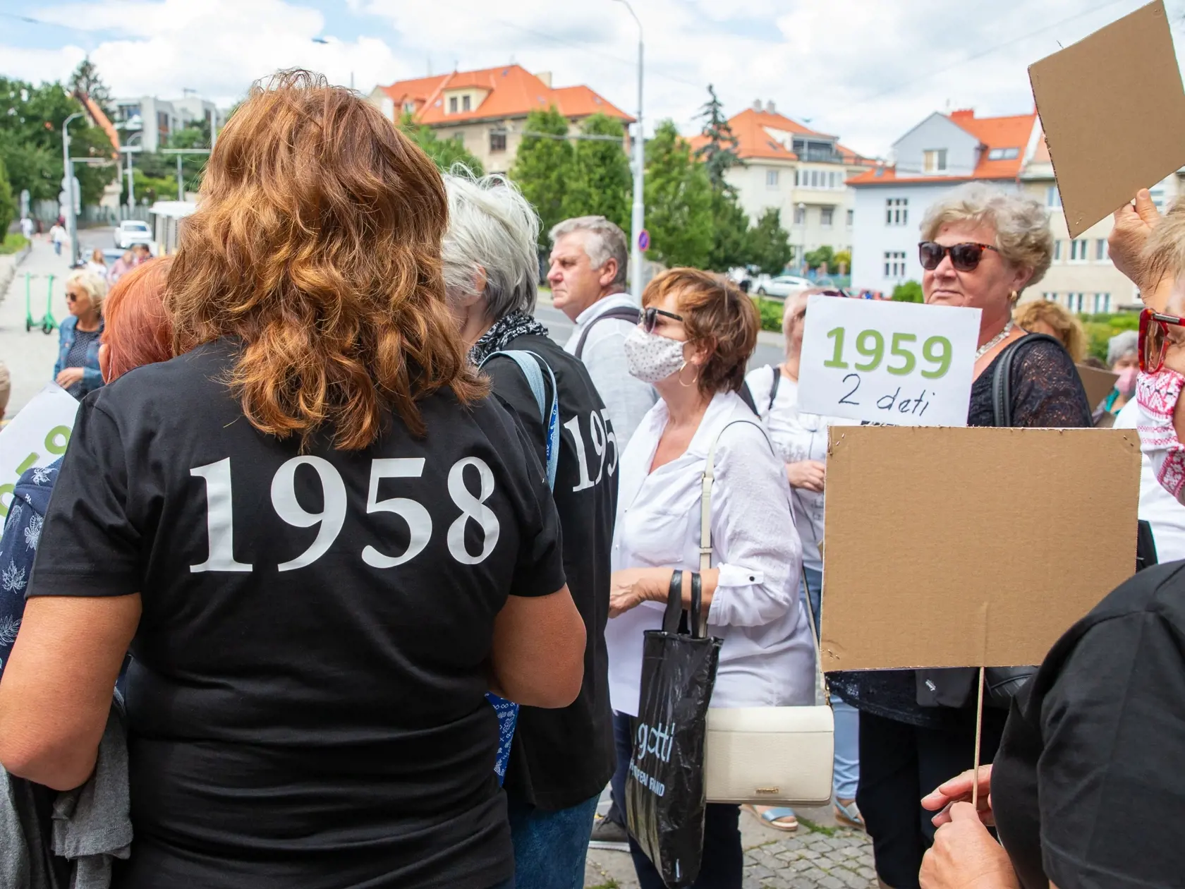 Na snímke je demoštrácia nespokojných žien pred parlamentom,  keď chodili podporovať návrh spravodlivého výpočtu veku odchodu do dôchodku ročníkov 1958-60.