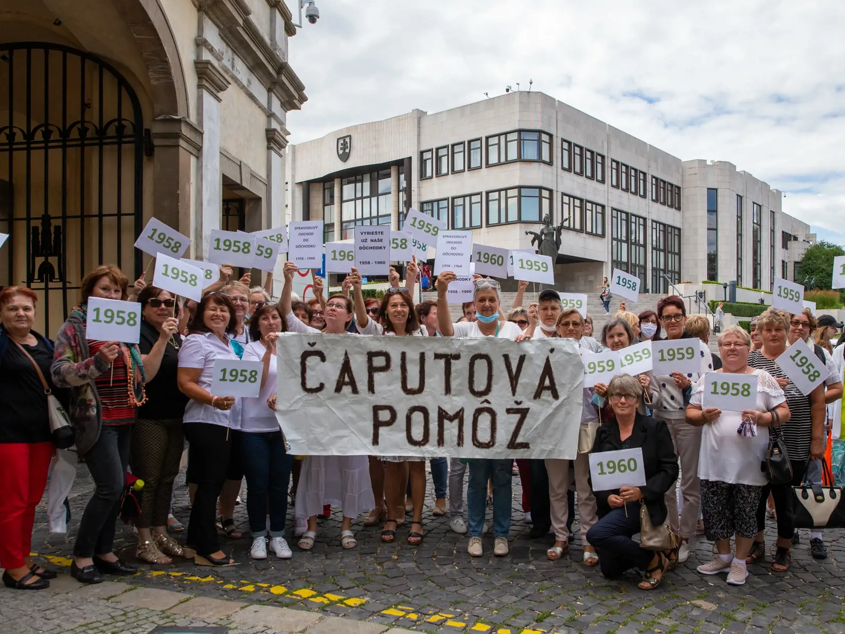 Na snímke je demoštrácia nespokojných žien pred parlamentom, aby podporili návrh spravodlivého výpočtu veku odchodu do dôchodku ročníkov 1958-60. 