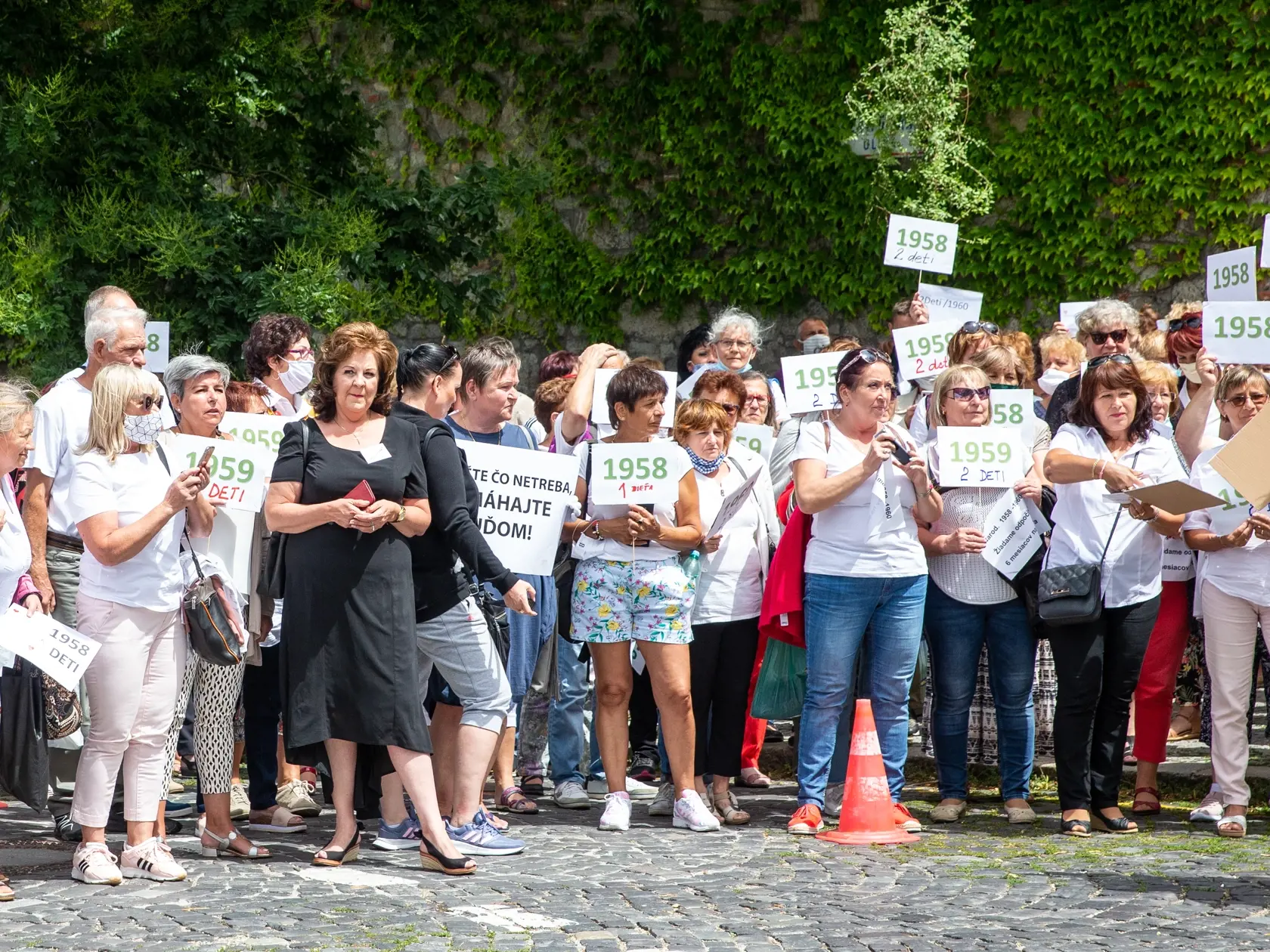 Slovenské mamičky prišli pred parlament bojovať za spravodlivý dôchodok.