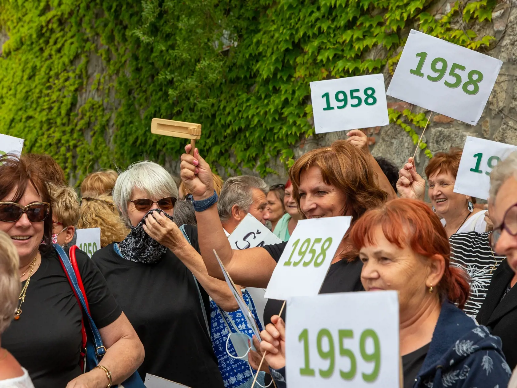 Na snímke je demoštrácia nespokojných žien pred parlamentom, aby podporili návrh spravodlivého výpočtu veku odchodu do dôchodku ročníkov 1958-60. 