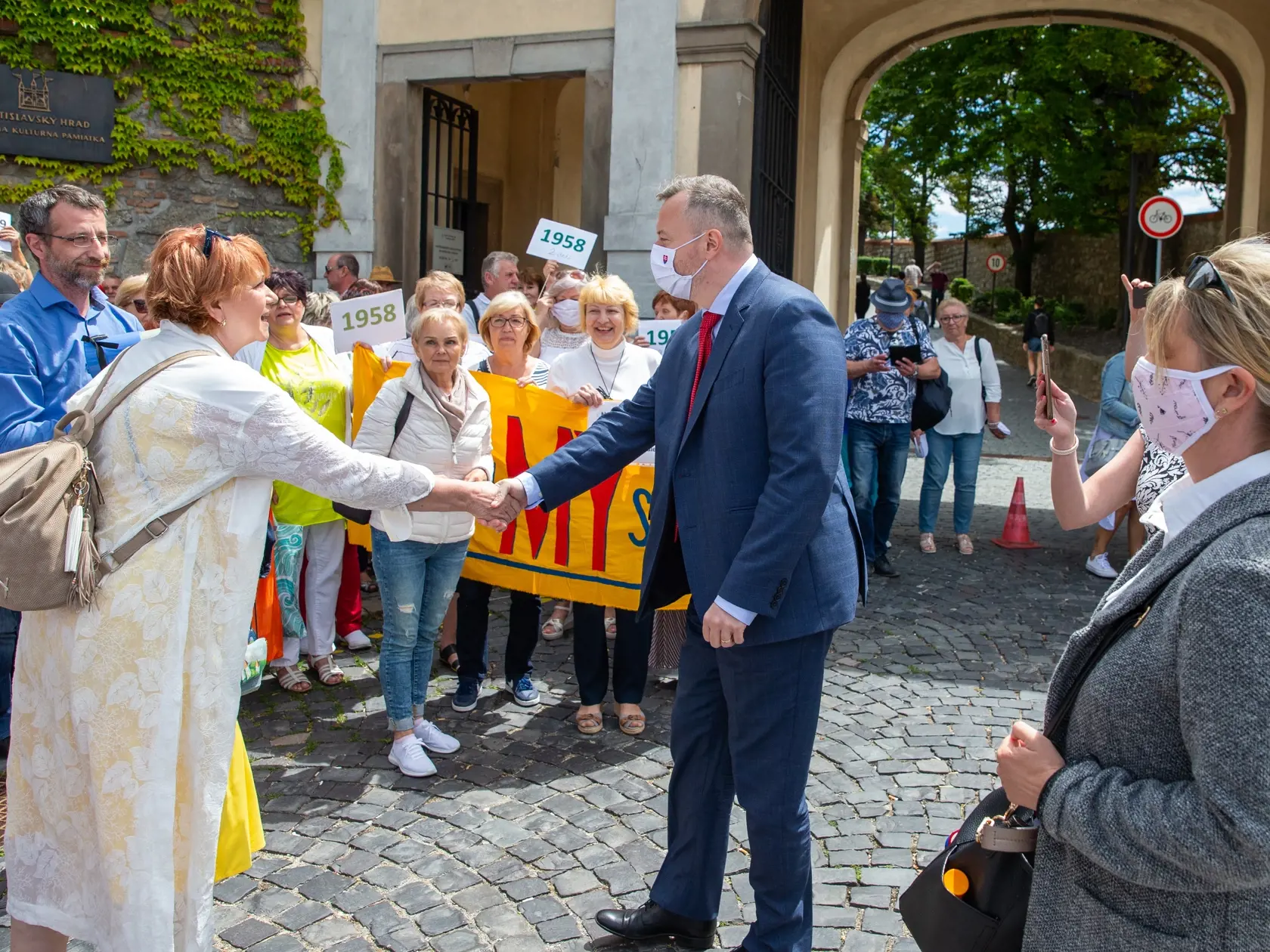 Na snímke je Milan Krajniak ktorý priešiel podporiť demoštráciu nespokojných žien pred parlamentom, aby podporili návrh spravodlivého výpočtu veku odchodu do dôchodku ročníkov 1958-60. 