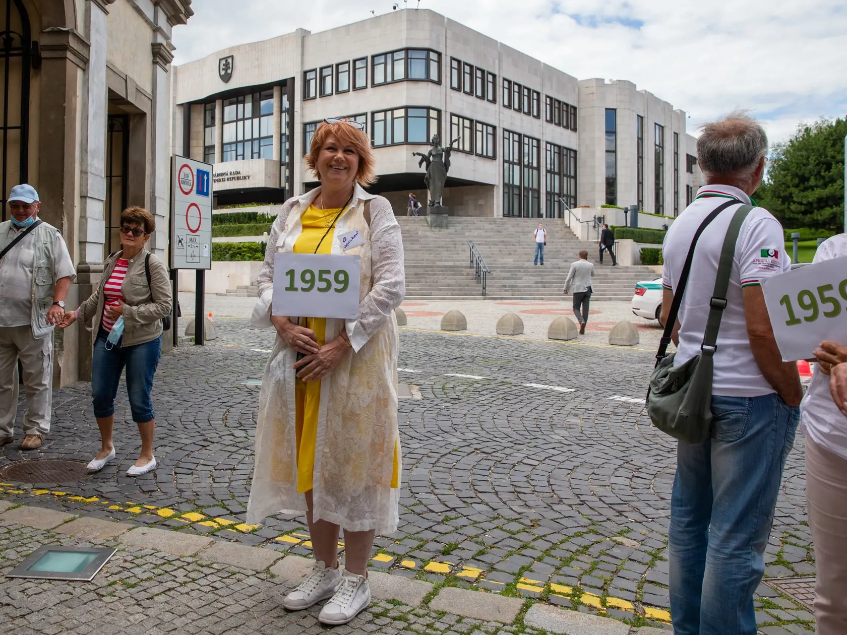 Na snímke je demoštrácia nespokojných žien pred parlamentom, aby podporili návrh spravodlivého výpočtu veku odchodu do dôchodku ročníkov 1958-60. 