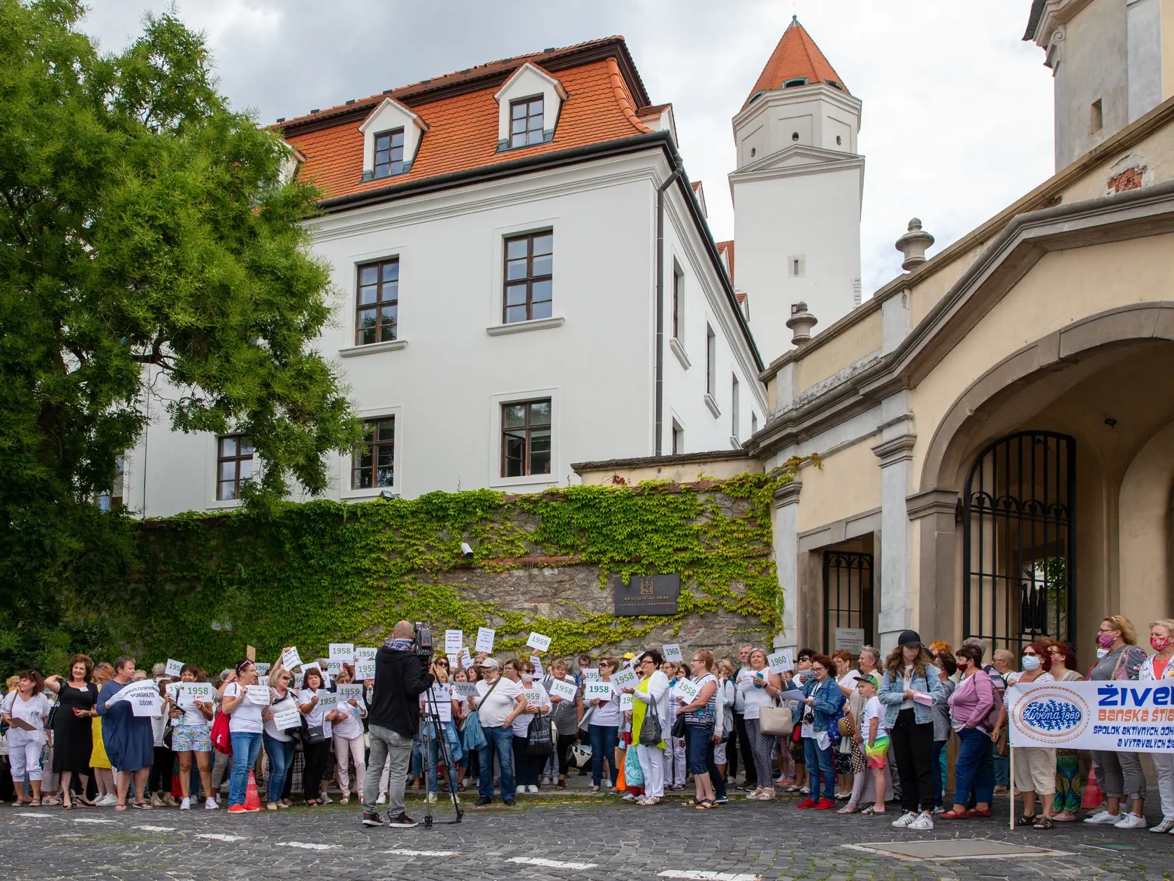 Slovenské mamičky prišli pred parlament bojovať za spravodlivý dôchodok.