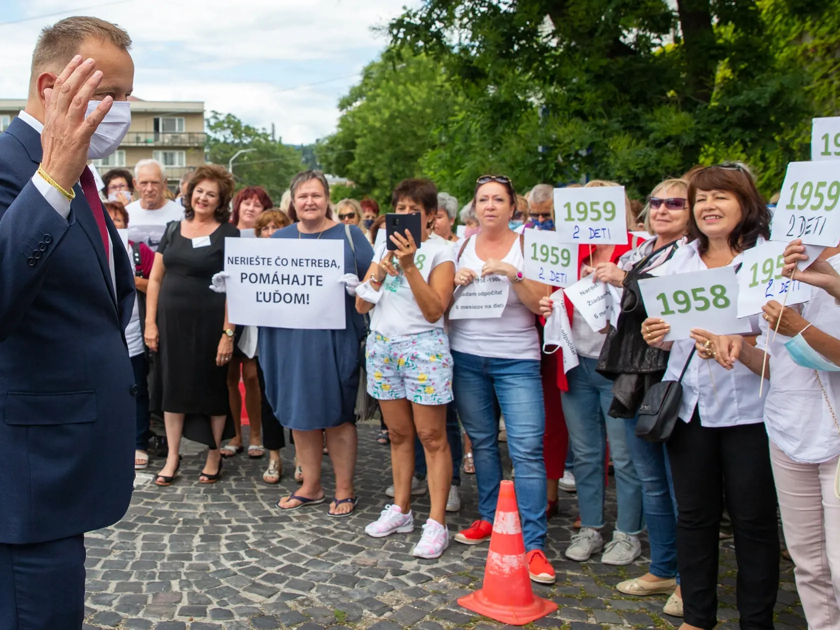 Takmer tri stovky žien prišli v utorok pred parlament bojovať za spravodlivý odchod do dôchodku. U Borisa Kollára našli podporu.