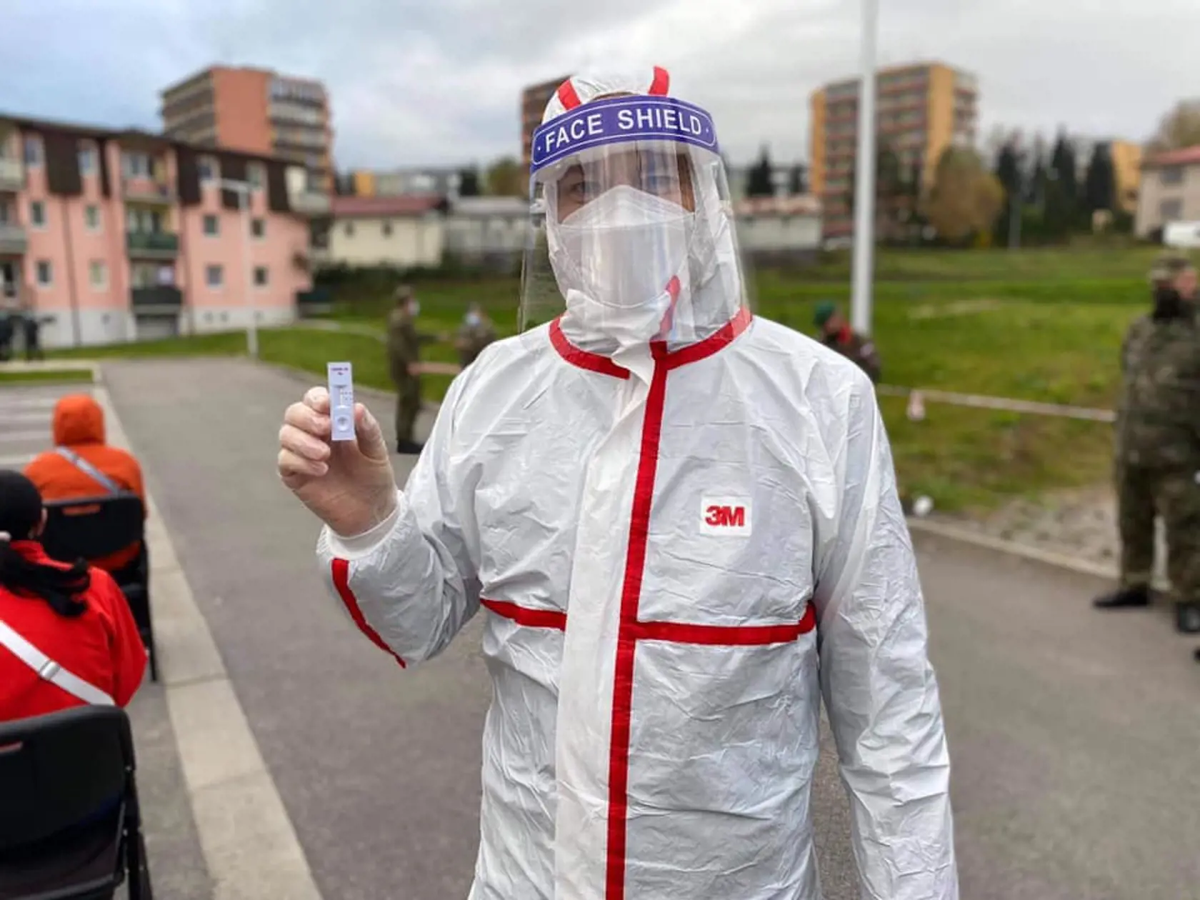 Do plošného testovania sa zapojil aj premiér Igor Matovič, ktorý asistoval pri odoberaní vzoriek.