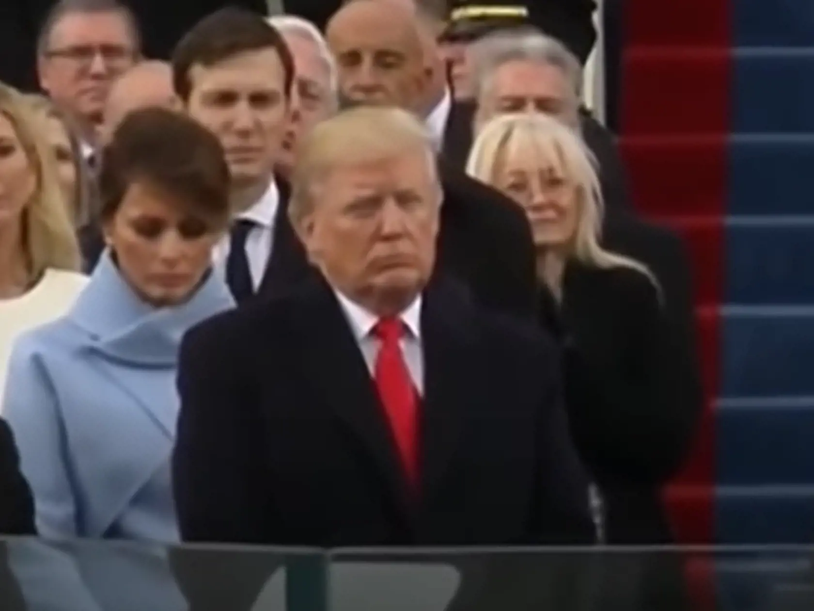 Melania sa v Trumpovej prítomnosti chová chladne, odmieta jeho dotyky a len plní nariadenia a svoju funkciu.