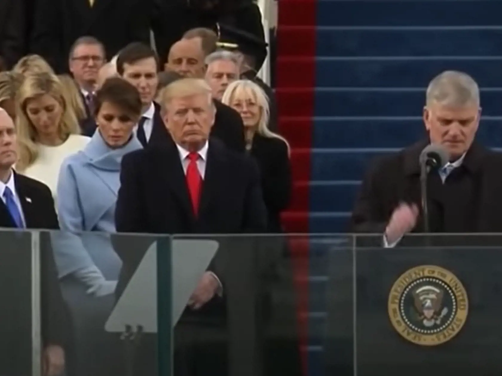 Melania sa v Trumpovej prítomnosti chová chladne, odmieta jeho dotyky a len plní nariadenia a svoju funkciu.