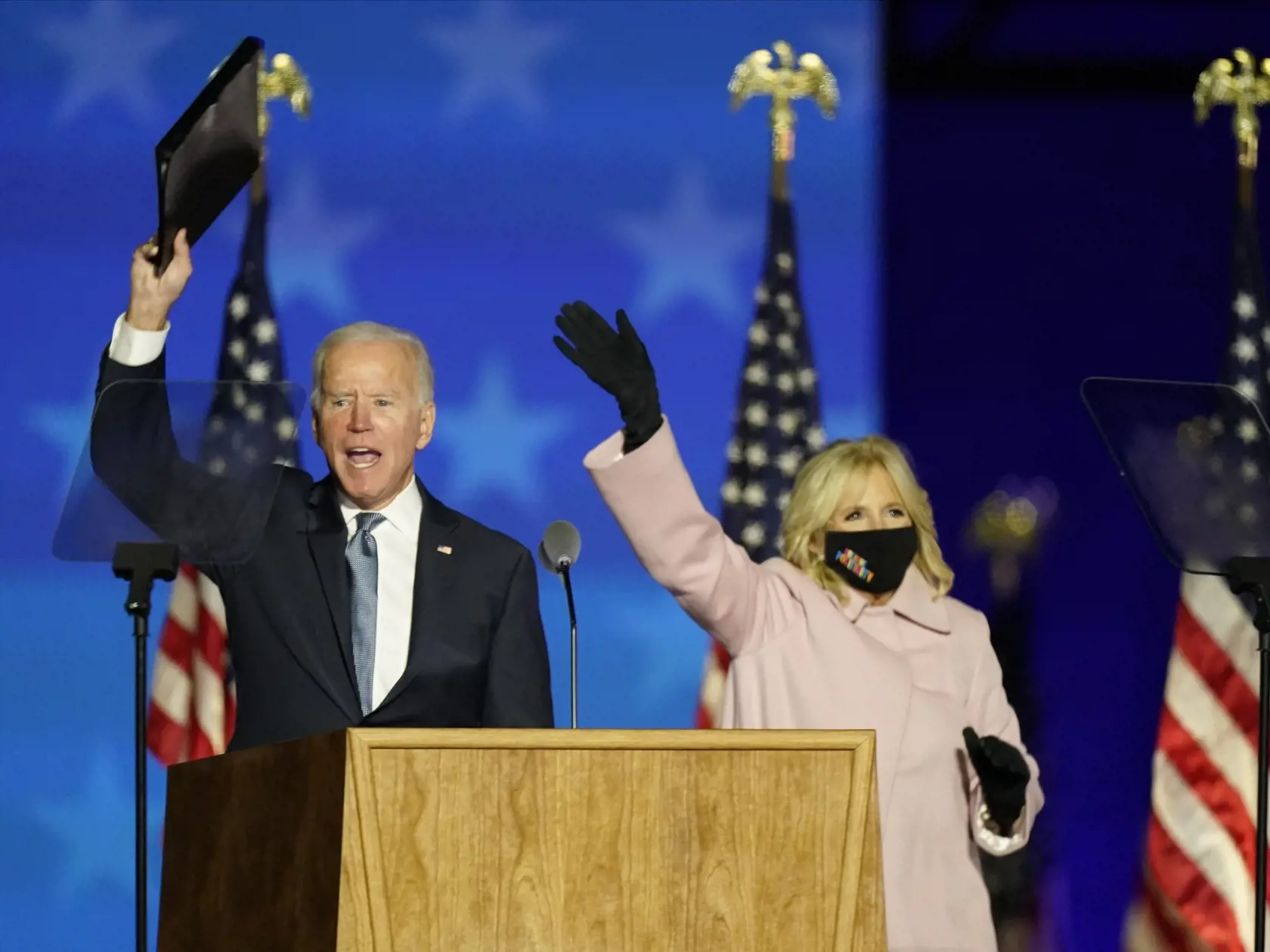 JB 8 Wilmington - Demokratický kandidát na prezidenta USA a bývalý americký viceprezident Joe Biden máva po jeho príhovore k svojim stúpencom v meste Wilmington, v americkom štáte Delaware 4. novembra 2020.