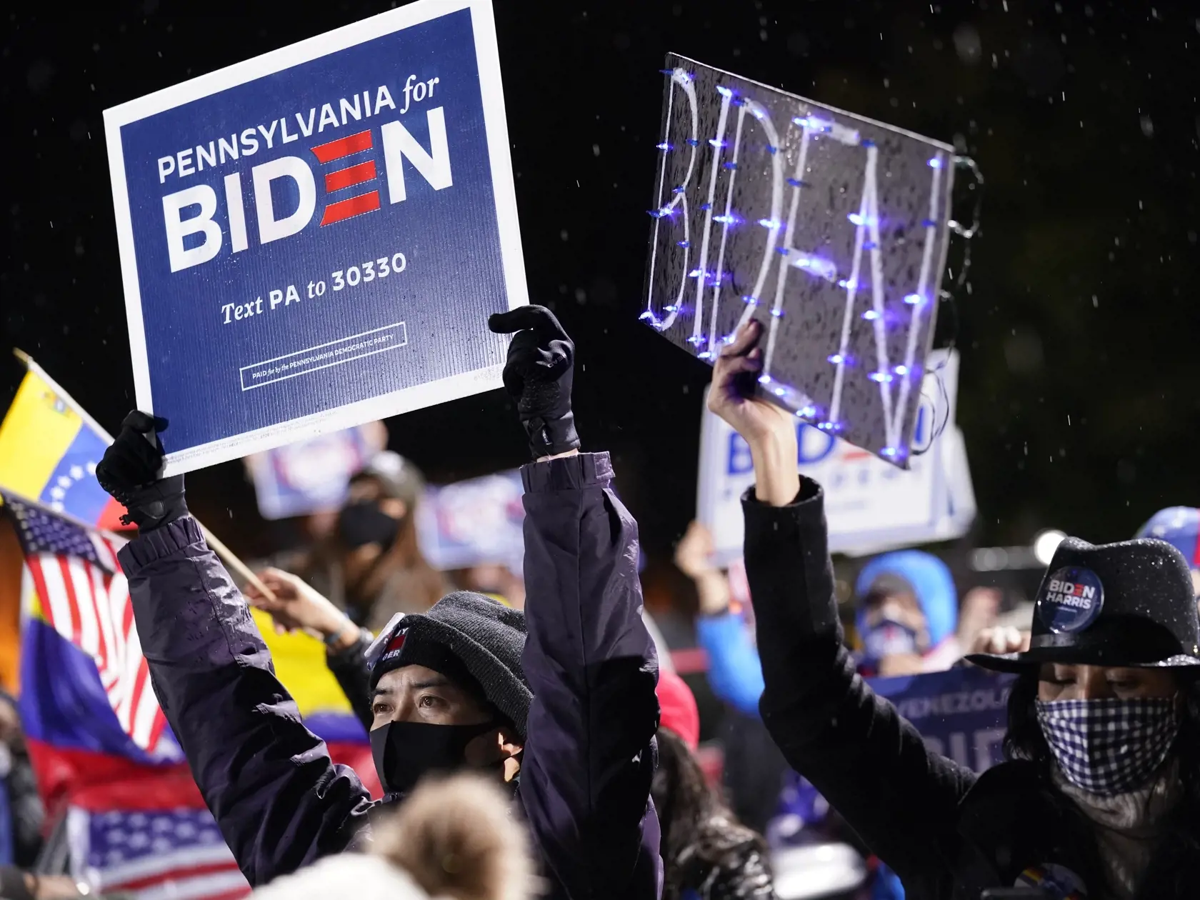 JB 13 Philadelphia - Stúpenci demokratického kandidáta na prezidenta USA a bývalého amerického viceprezidenta Joea Bidena reagujú počas jeho prejavu na predvolebnom zhromaždení drive-in vo Philadelphii 1. novembra 2020. FOTO TASR/AP