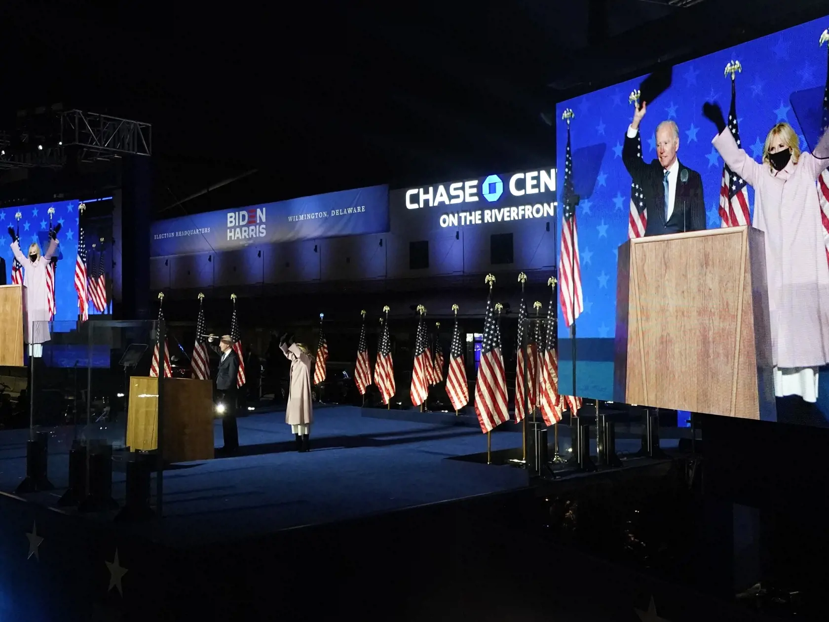 JB 9 Wilmington - Demokratický kandidát na prezidenta USA a bývalý americký viceprezident Joe Biden máva po jeho príhovore k svojim stúpencom v meste Wilmington, v americkom štáte Delaware 4. novembra 2020.