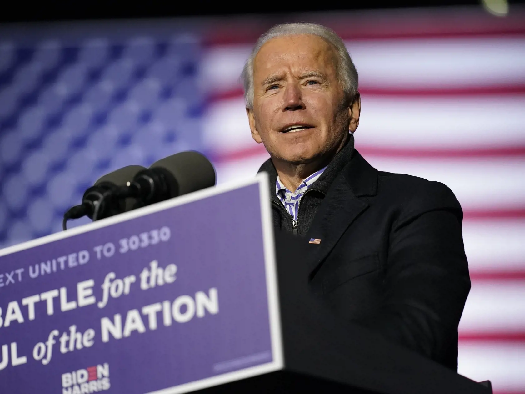 JB 3 Pittsburgh - Demokratický kandidát na prezidenta USA a bývalý americký viceprezident Joe Biden počas prejavu na predvolebnom zhromaždení drive-in v Pittsburghu 2. novembra 2020. FOTO TASR/AP