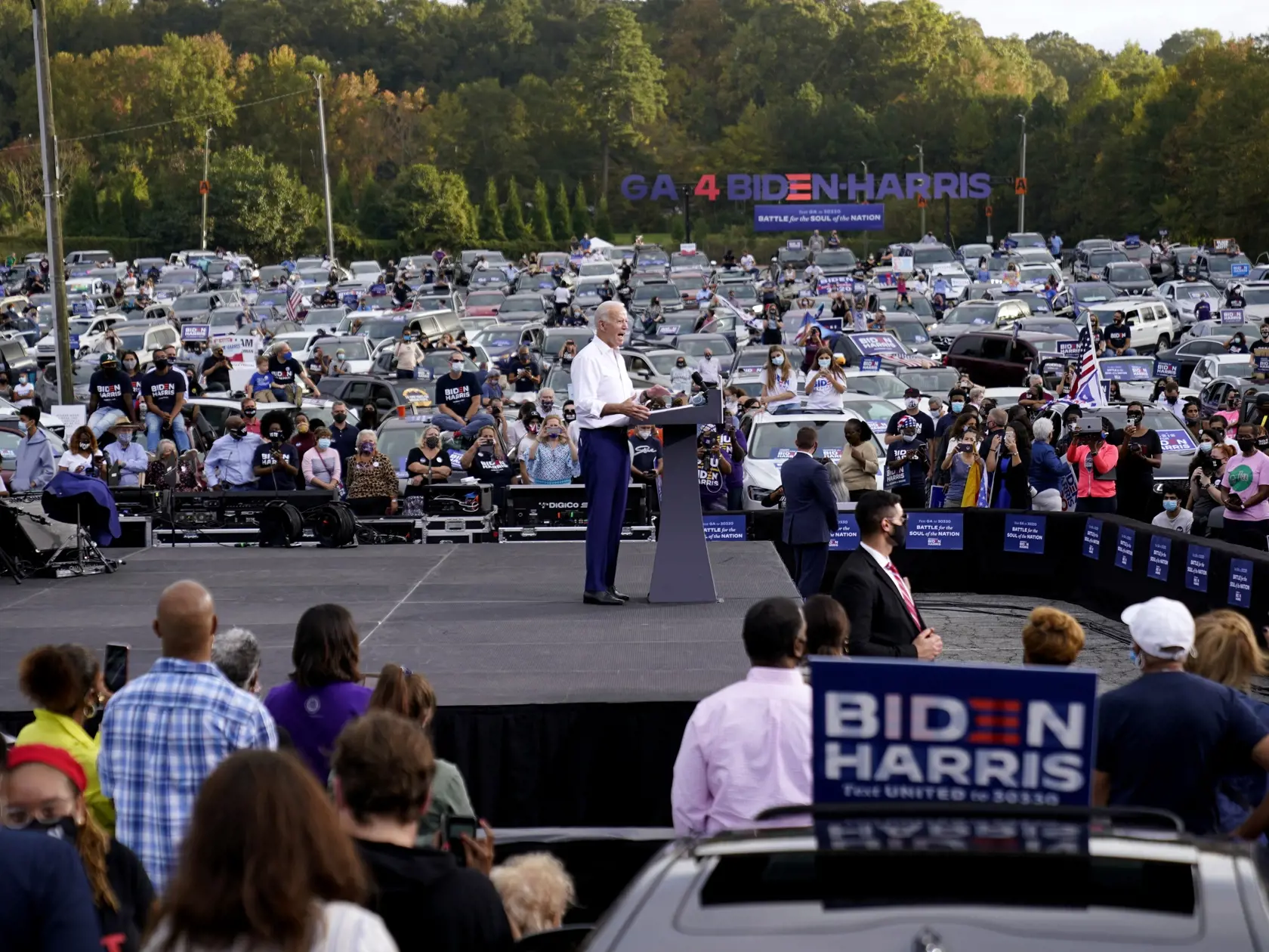 KK2 Atlanta - Demokratický kandidát na amerického prezidenta Joe Biden hovorí počas zhromaždenia jeho stúpencov v autách 27. októbra 2020 v Atlante. FOTO TASR/AP
