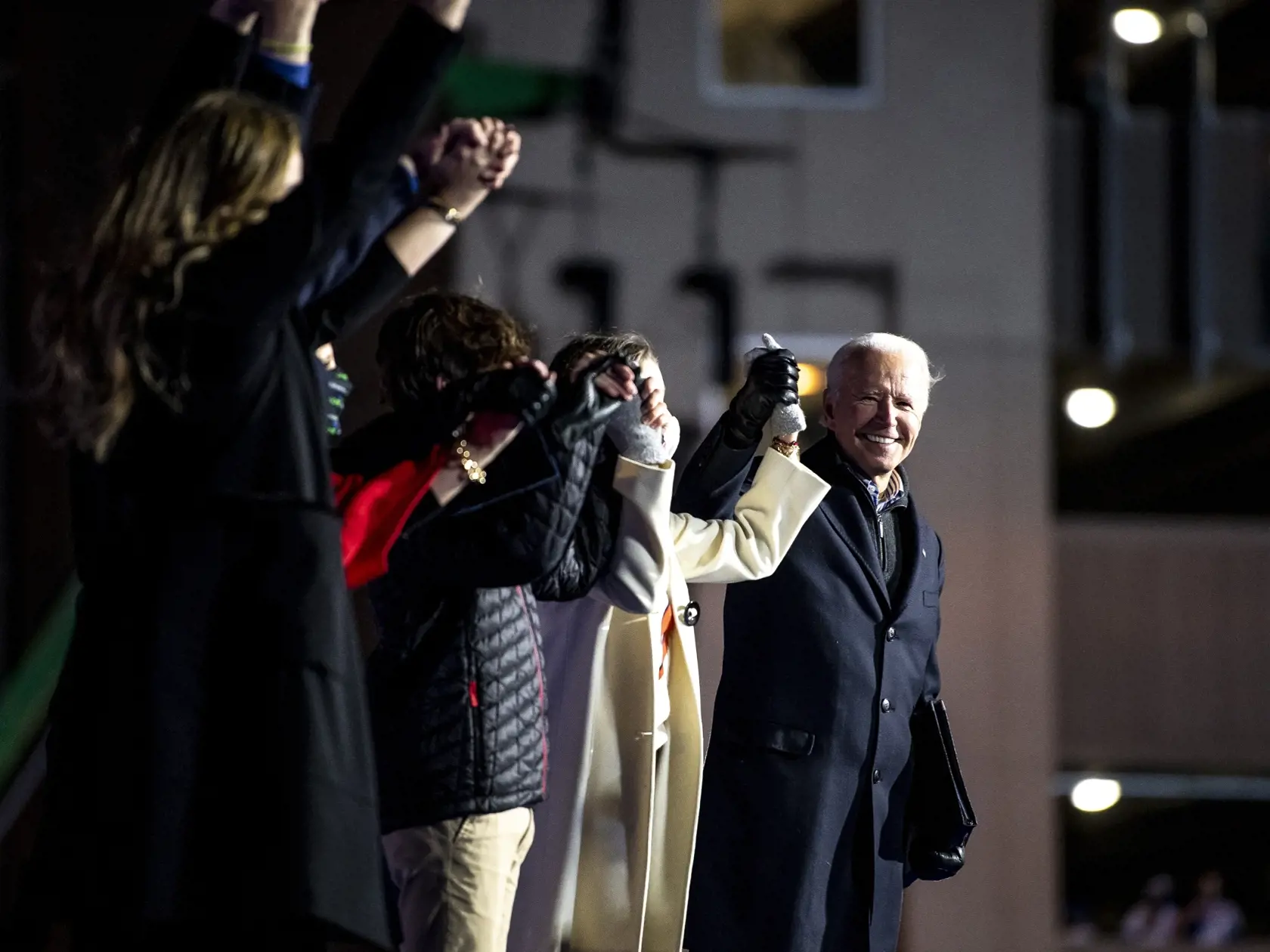 JB 9 Pittsburgh - Demokratický kandidát na prezidenta USA a bývalý americký viceprezident Joe Biden sa drží za ruky so svojou rodinou po jeho prejave na predvolebnom zhromaždení drive-in v Pittsburghu 2. novembra 2020. FOTO TASR/AP