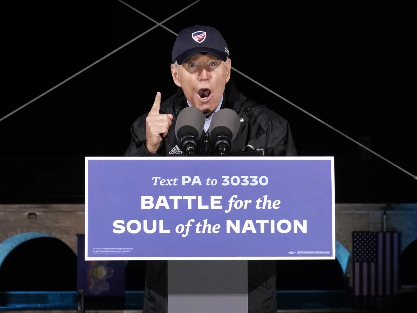 JB 3 Philadelphia - Demokratický kandidát na prezidenta USA a bývalý americký viceprezident Joe Biden počas prejavu na predvolebnom zhromaždení drive-in vo Philadelphii 1. novembra 2020. FOTO TASR/AP