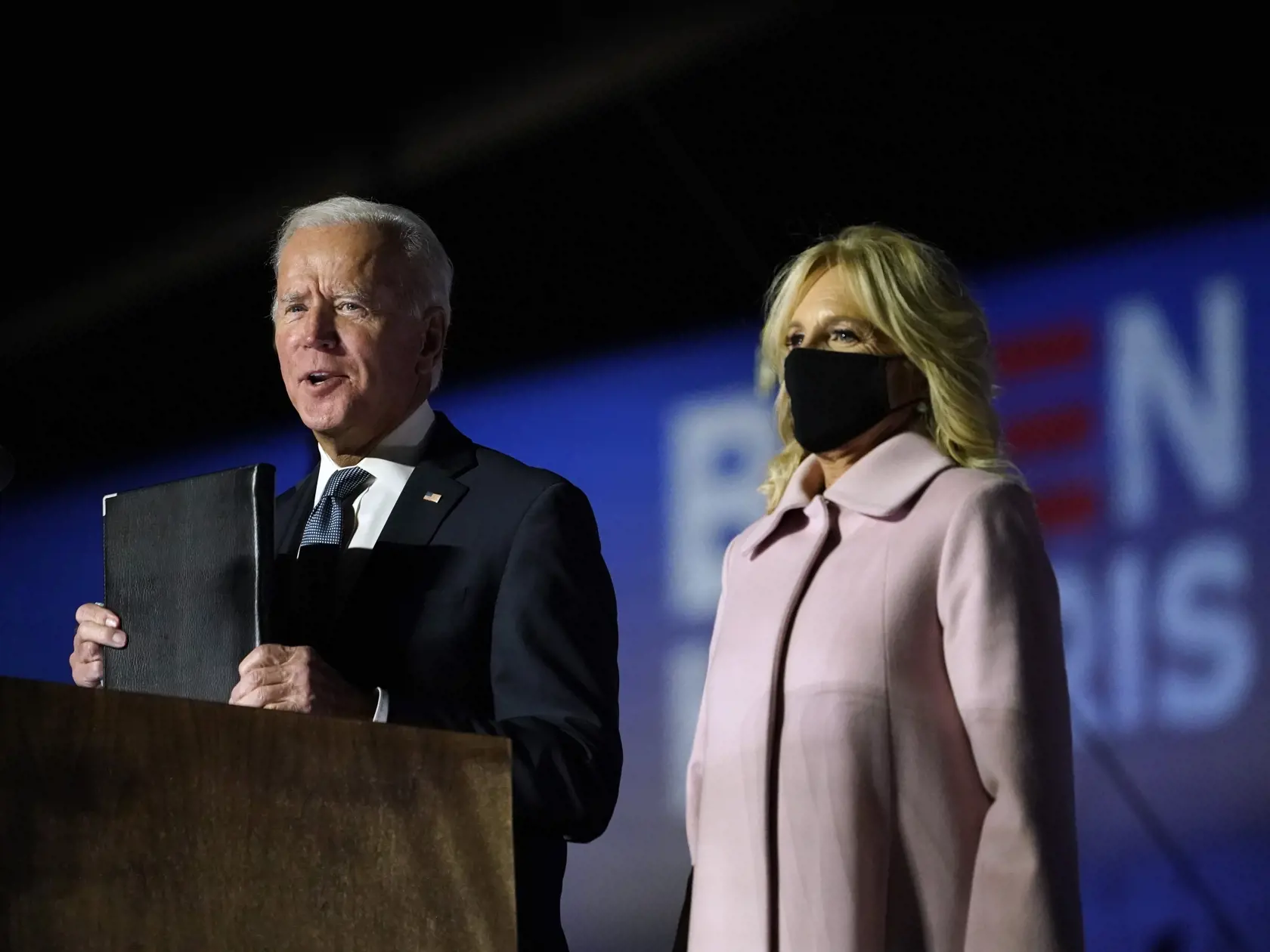 JB 7 Wilmington - Demokratický kandidát na prezidenta USA a bývalý americký viceprezident Joe Biden počas príhovoru k svojim stúpencom v meste Wilmington, v americkom štáte Delaware 4. novembra 2020.