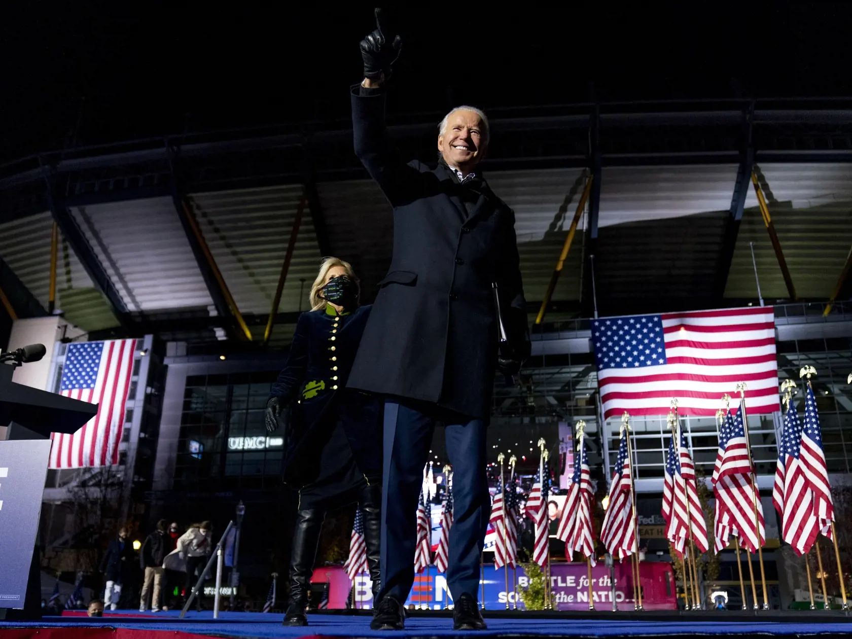 JB 2 Pittsburgh - Demokratický kandidát na prezidenta USA a bývalý americký viceprezident Joe Biden máva počas príchodu vystúpiť s prejavom na predvolebnom zhromaždení drive-in v Pittsburghu 2. novembra 2020. FOTO TASR/AP
