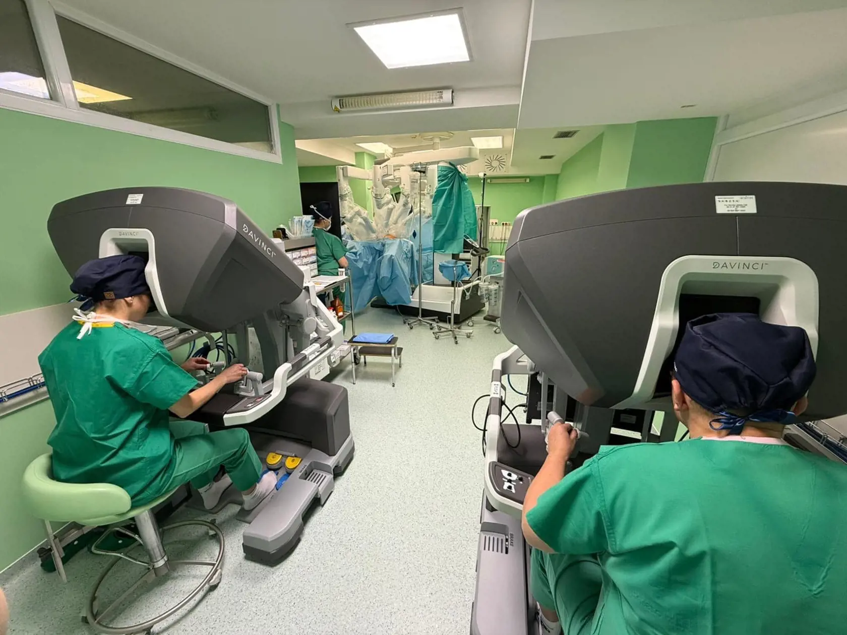 Centrum robotickej chirurgie v Banskej Bystrici vzniklo v roku 2011 a postupne rozšírilo svoje pôsobenie z urológie na brušnú chirurgiu, gynekológiu a neskôr aj chirurgiu hlavy a krku. Počet výkonov v roku 2018 dosiahol hranicu kapacity jedného prístroja, čo viedlo k nákupu dvoch ďalších systémov da Vinci X v roku 2020.
