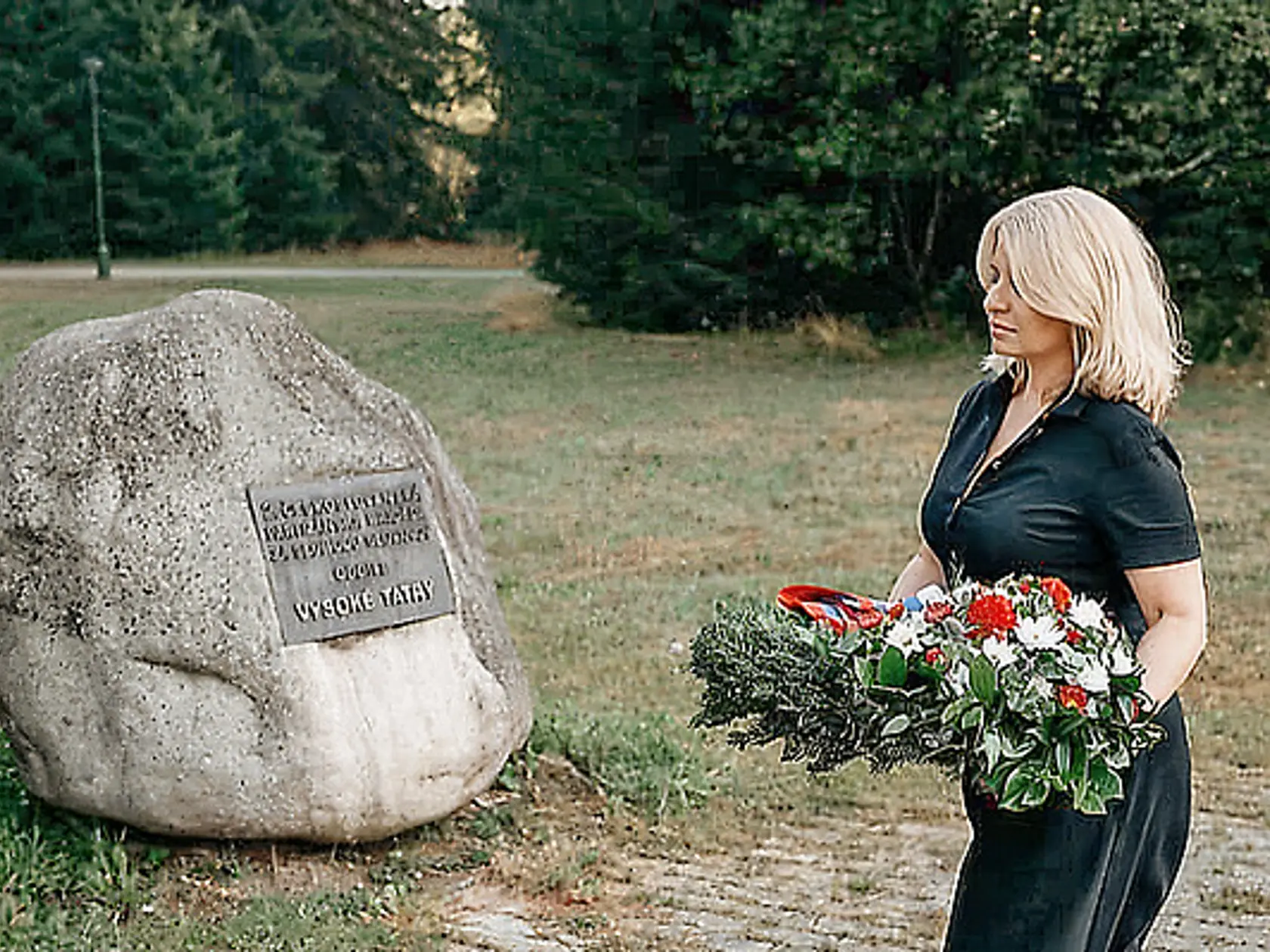 Oslavy 80. výročia SNP v Banskej Bystrici boli veľkolepé. Chýbala však bývalá prezidentka Zuzana Čaputová, ktorá zverejnila video, že kladie veniec inde. V čase osláv bola na jachte v Chorvátsku.