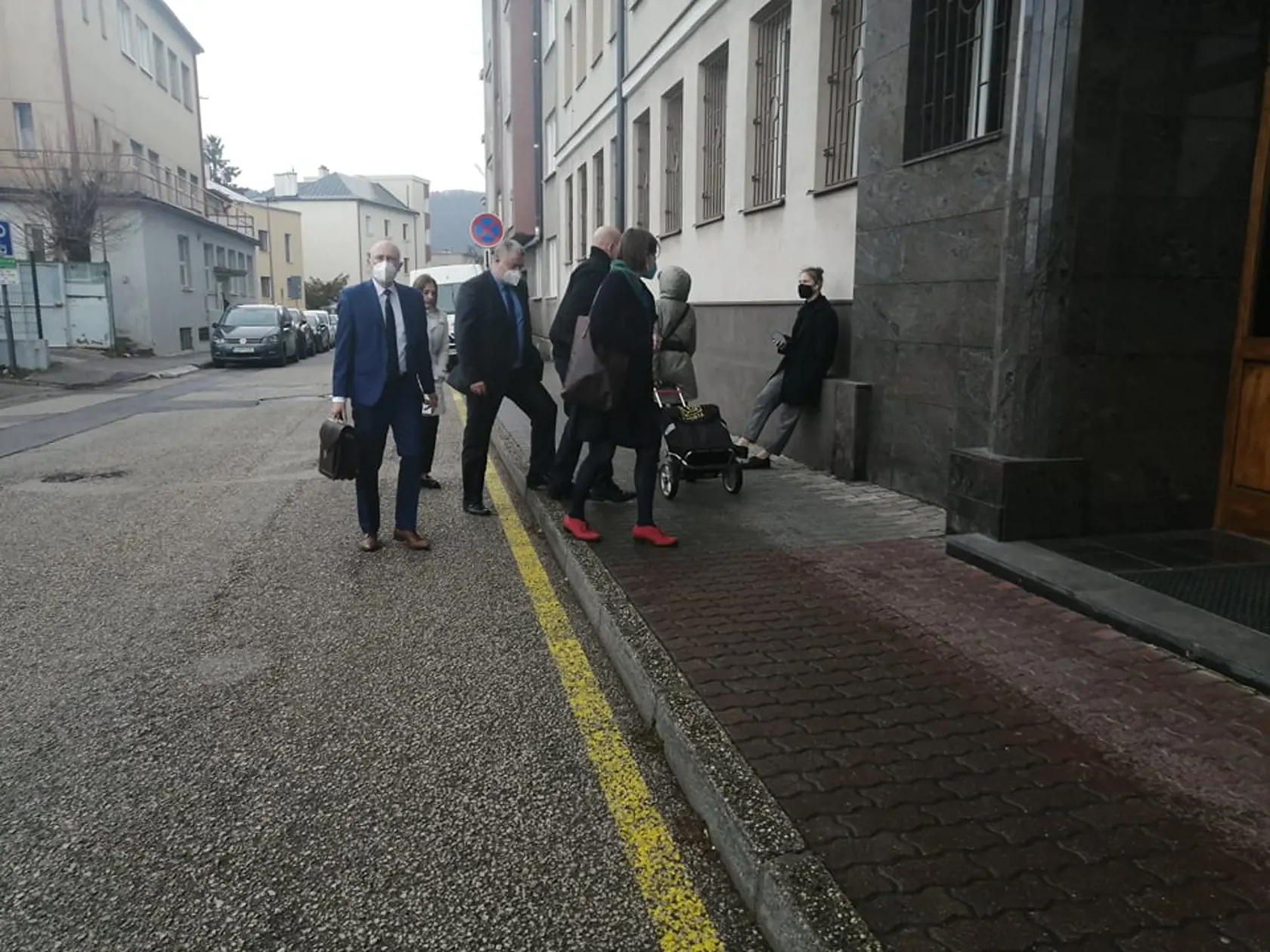 Po prestávke prichádzajú popoludní do budovy súdu príbuzní Judity a Tomáša na vyhlásenie rozhodnutia.