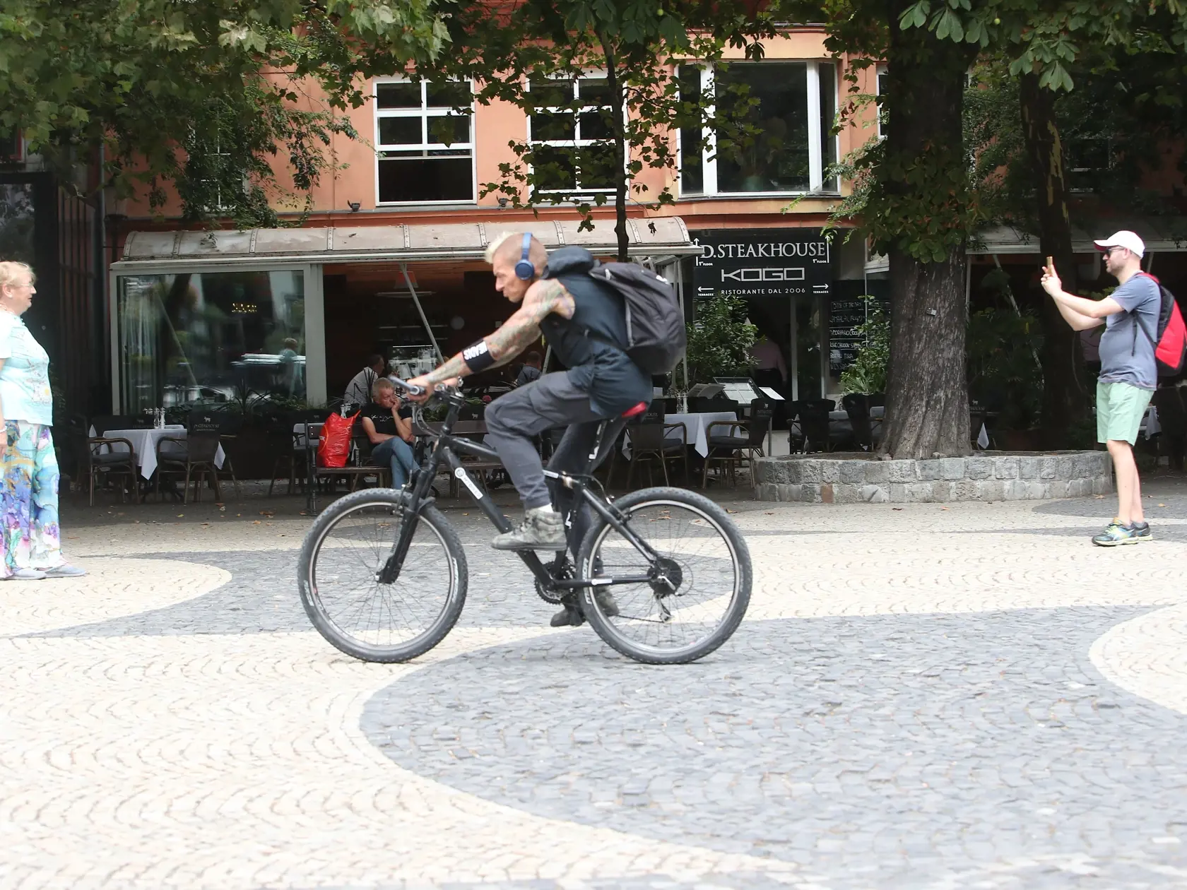 Takto herec Lukáš Hoffman pred časom trielil mestom na bicykli.