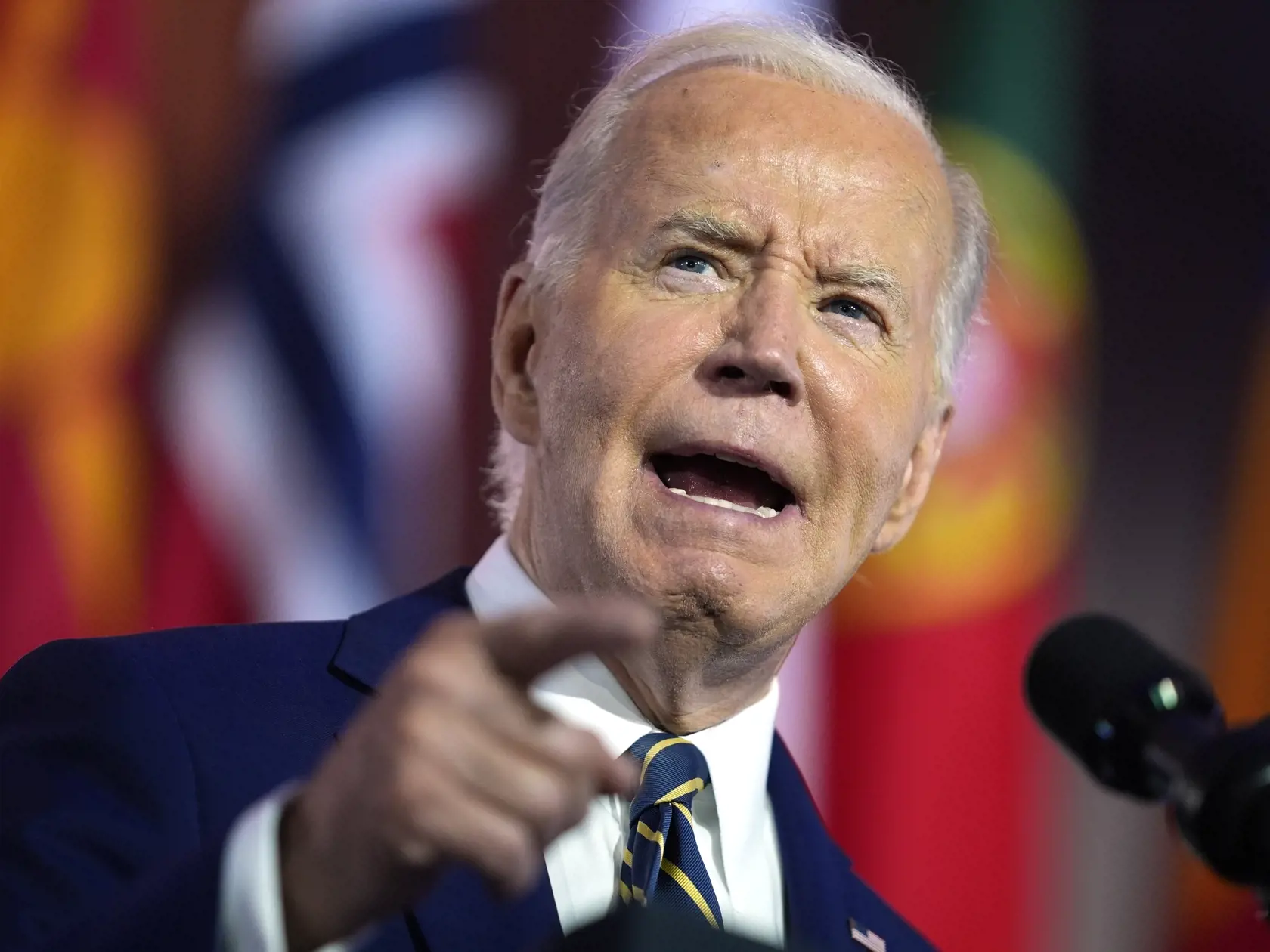 Na snímke americký prezident Joe Biden gestikuluje počas prejavu pri príležitosti 75. výročia Severoatlantickej aliancie vo Washingtone v utorok 9. júla 2024. V utorok sa v Spojených štátoch začal trojdňový summit Aliancie. Jeho mottom je "Ukrajina a transatlantická bezpečnosť".
