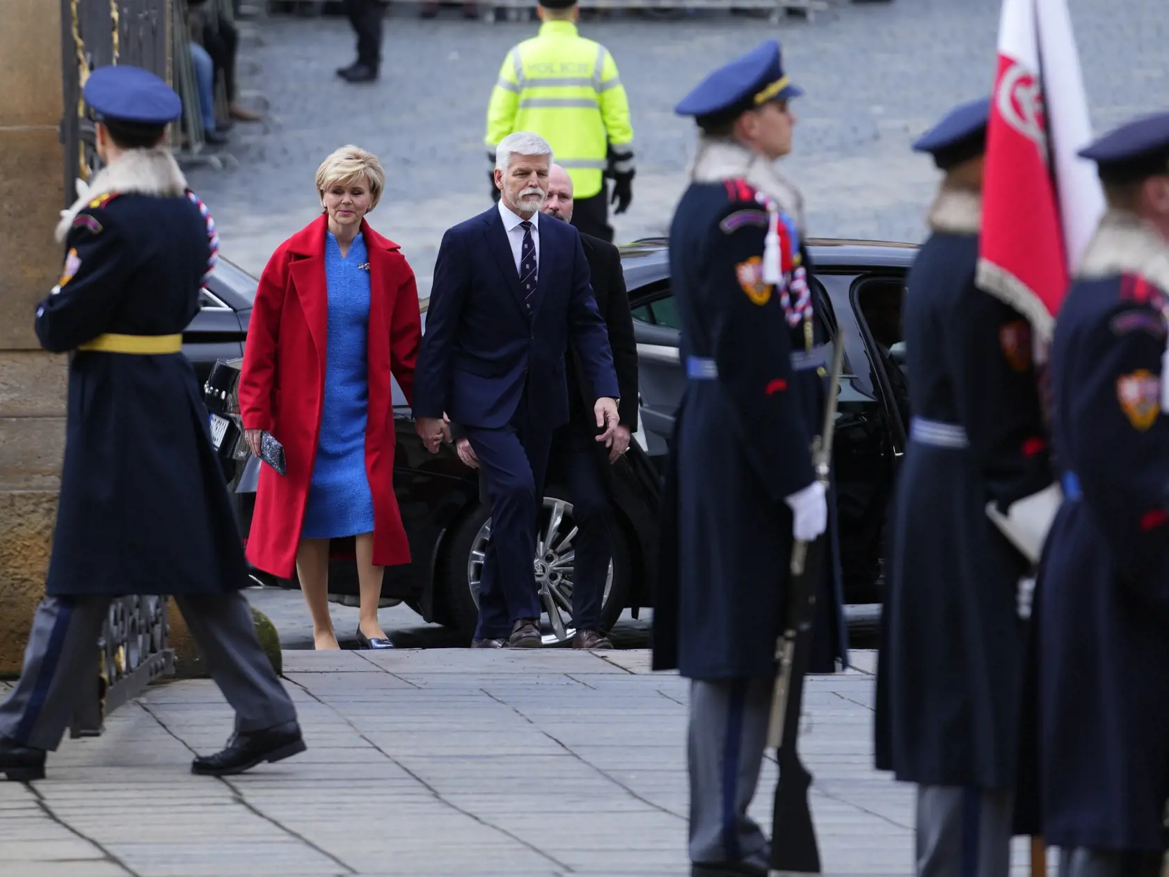 Český novozvolený prezident Petr Pavel so svojou manželkou Evou prichádza na Pražský hrad, kde sa pred jeho inauguráciou koná obed s bývalým českým prezidentom Milošom Zemanom a jeho manželkou, na Pražskom hrade v Prahe 9. marca 2023. Petr Pavel sa vo štvrtok (9. marca) zložením sľubu stane štvrtým prezidentom samostatnej Českej republiky.