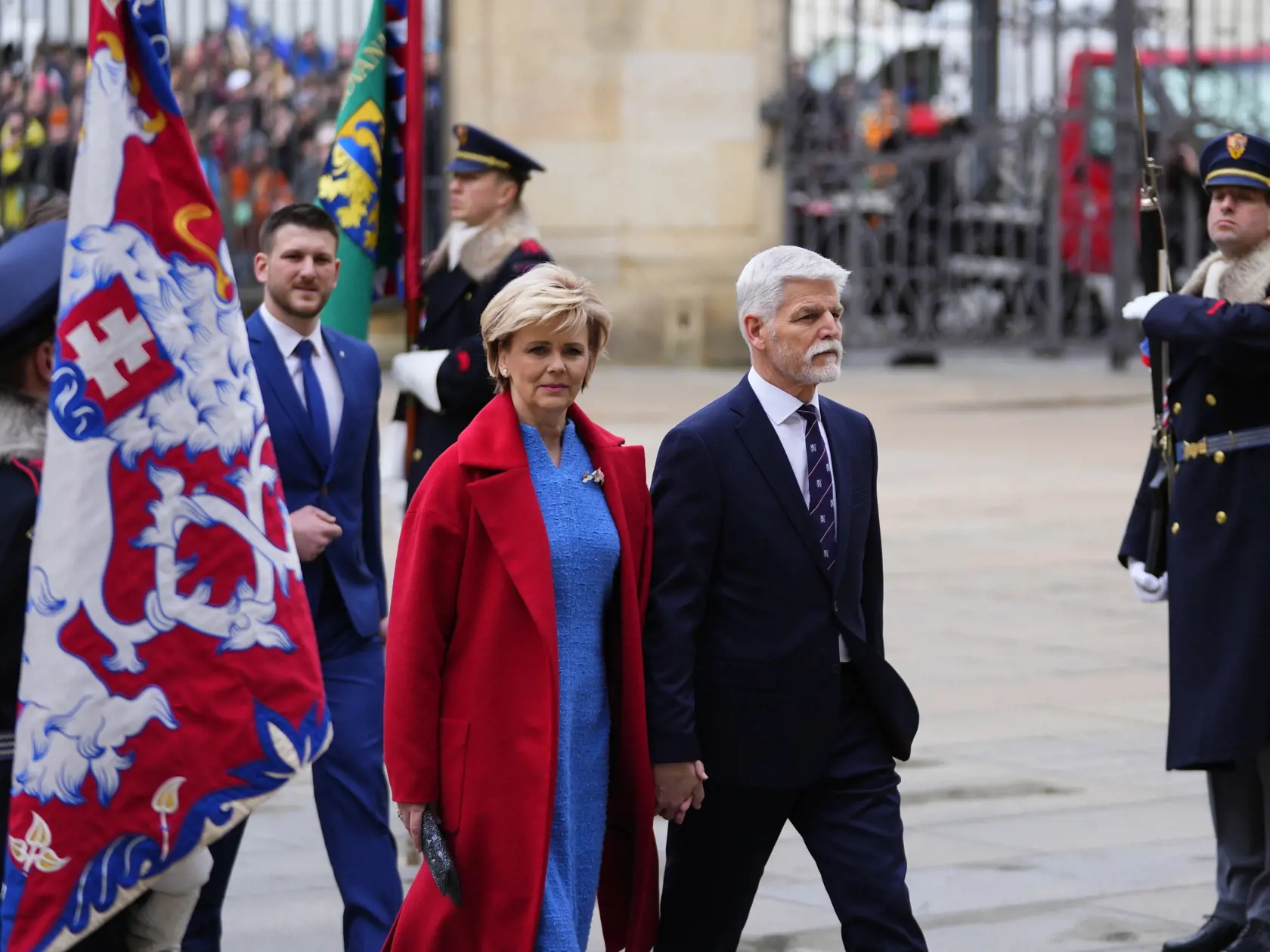 Český novozvolený prezident Petr Pavel so svojou manželkou Evou prichádza na Pražský hrad, kde sa pred jeho inauguráciou koná obed s bývalým českým prezidentom Milošom Zemanom a jeho manželkou, na Pražskom hrade v Prahe 9. marca 2023. Petr Pavel sa vo štvrtok (9. marca) zložením sľubu stane štvrtým prezidentom samostatnej Českej republiky.