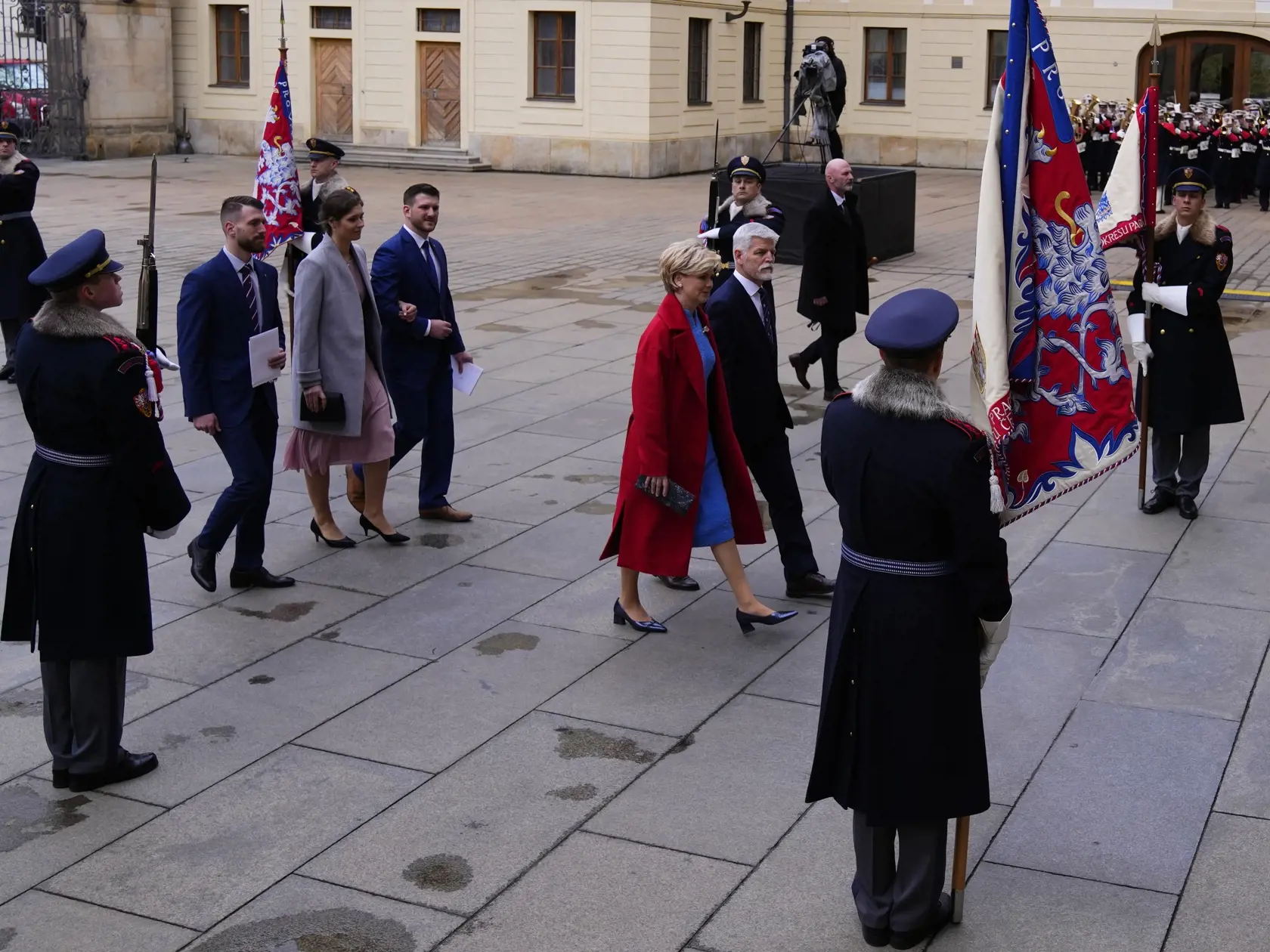 Český novozvolený prezident Petr Pavel so svojou manželkou Evou prichádza na Pražský hrad, kde sa pred jeho inauguráciou koná obed s bývalým českým prezidentom Milošom Zemanom a jeho manželkou, na Pražskom hrade v Prahe 9. marca 2023. Petr Pavel sa vo štvrtok (9. marca) zložením sľubu stane štvrtým prezidentom samostatnej Českej republiky.
