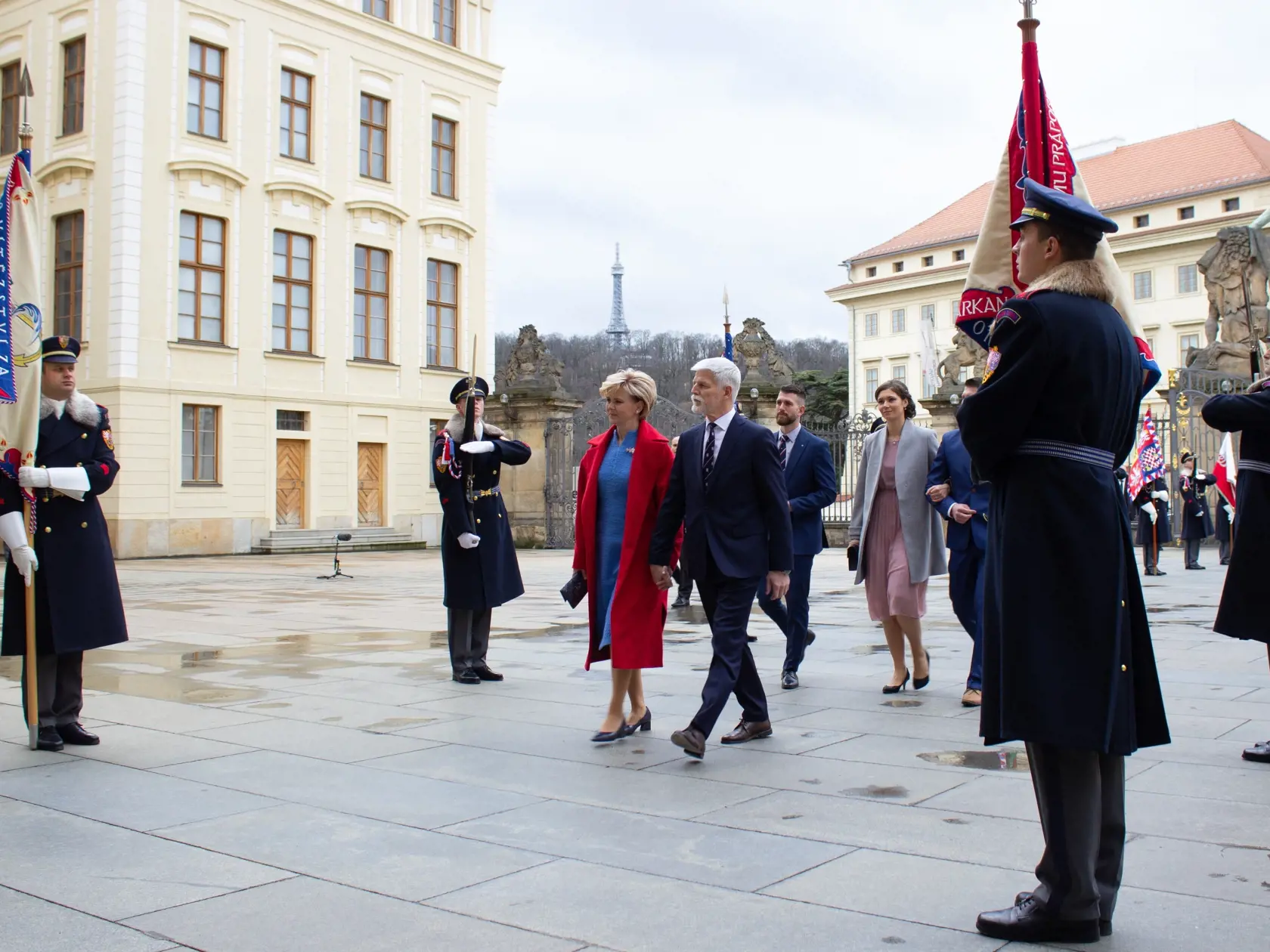 Na snímke novozvolený prezident ČR Petr Pavel s manželkou Evou a synmi prichádza na Pražský hrad, kde sa pred jeho inauguráciou koná obed s bývalým českým prezidentom Milošom Zemanom a jeho manželkou, na Pražskom hrade v Prahe 9. marca 2023. Petr Pavel sa vo štvrtok (9. marca) zložením sľubu stane štvrtým prezidentom samostatnej Českej republiky. Inauguráciu novej hlavy štátu bude vo Vladislavskej sále Pražského hradu sledovať približne 800 pozvaných hostí, ďalšie stovky prídu na menej formálne 