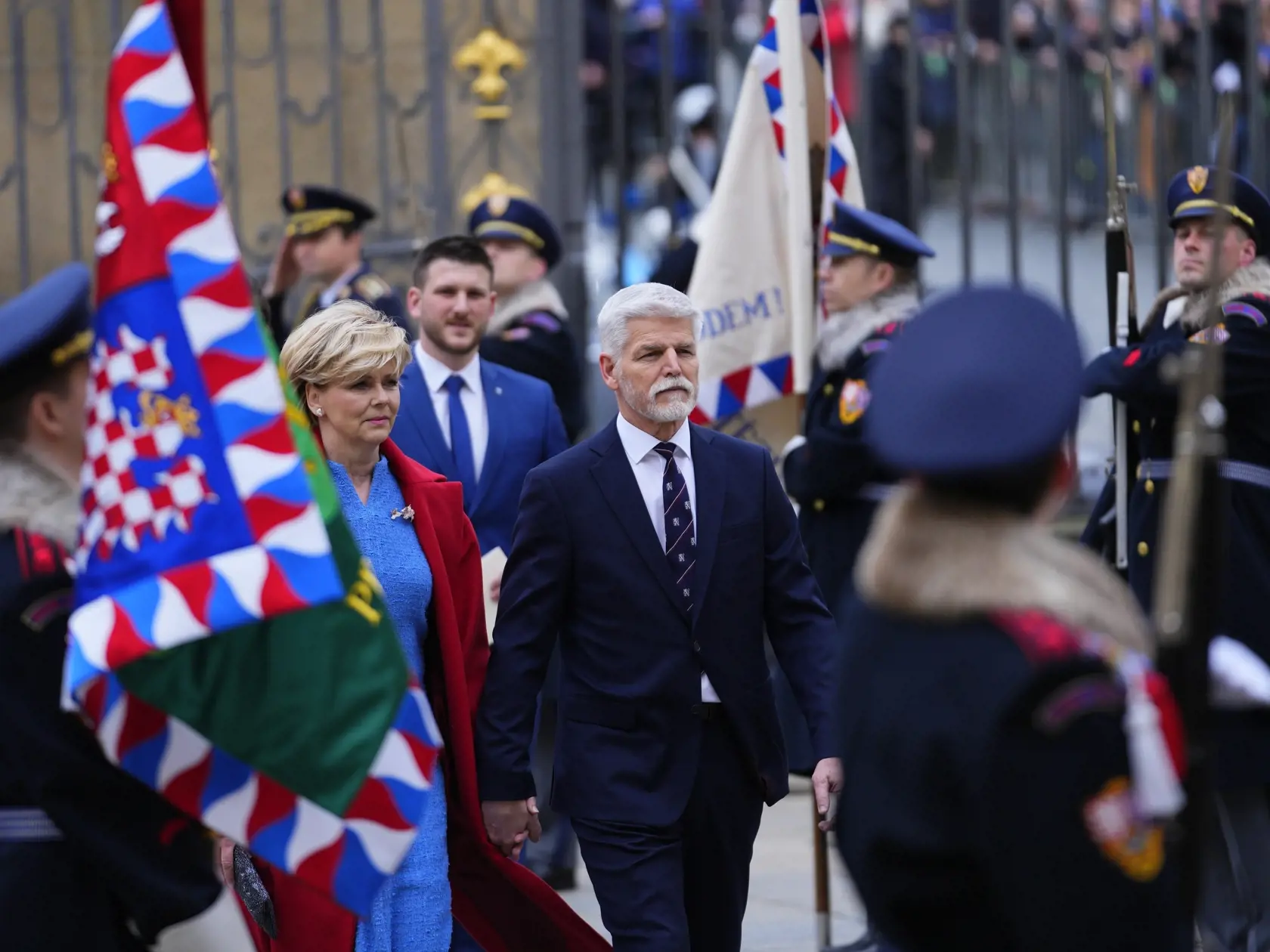 Český novozvolený prezident Petr Pavel so svojou manželkou Evou prichádza na Pražský hrad, kde sa pred jeho inauguráciou koná obed s bývalým českým prezidentom Milošom Zemanom a jeho manželkou, na Pražskom hrade v Prahe 9. marca 2023. Petr Pavel sa vo štvrtok (9. marca) zložením sľubu stane štvrtým prezidentom samostatnej Českej republiky.
