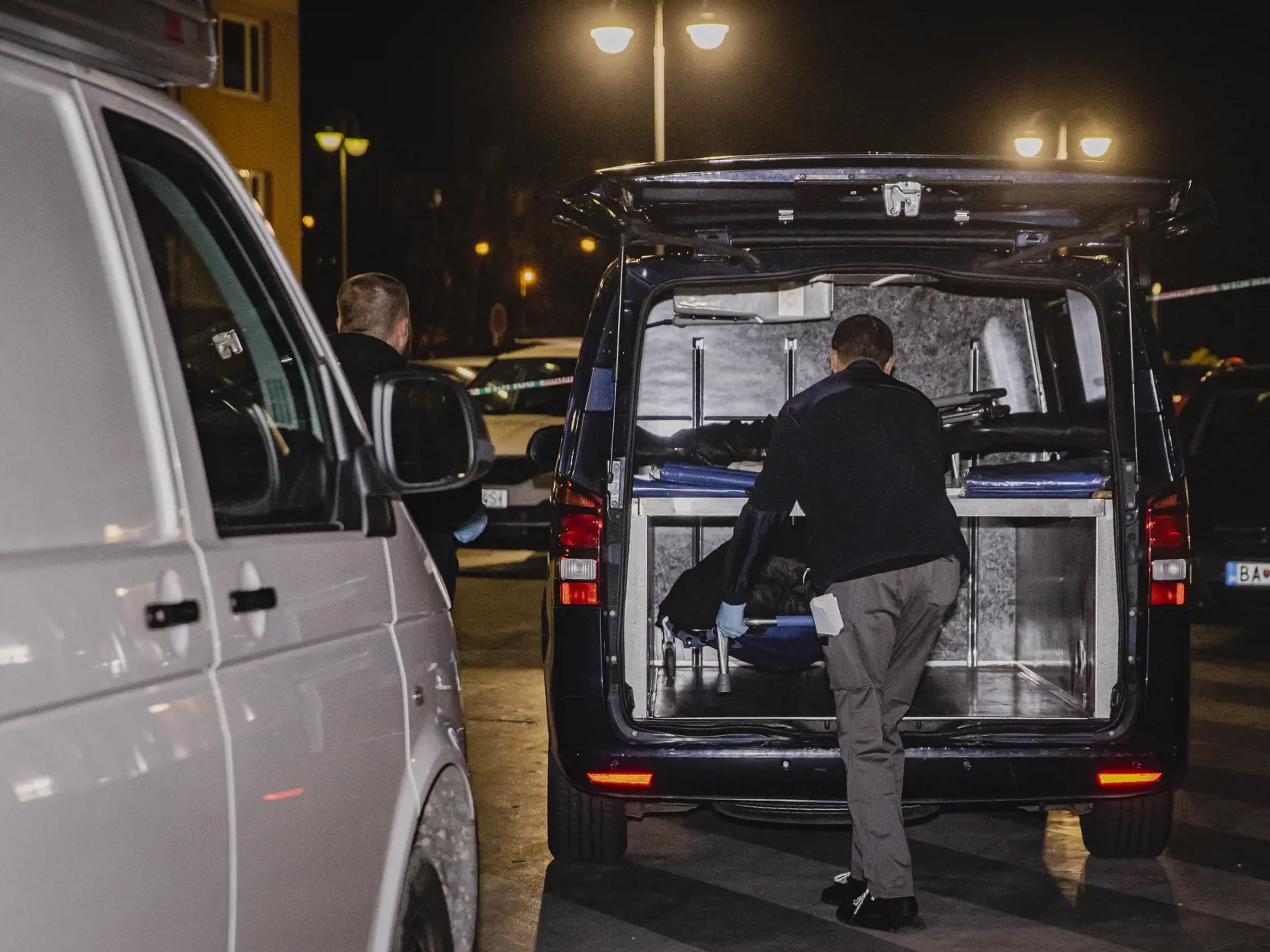 Polícia krátko po 10.15h prijala informáciu, v zmysle ktorej malo dôjsť k pádu osoby mužského pohlavia z jedného z bytov na Vyšehradskej ulici v Petržalke. Muž bol privolanou záchrannou službou prevezený do jednej z nemocníc, kde zraneniam podľahol. 
Krátko po 15.00 h sme prijala ďalšie oznámenie, v zmysle ktorého malo dôjsť na uvedenej adrese k pádu ďalšej osoby – tentokrát ženského pohlavia. Tá utrpela pádom zranenia, ktorým na mieste podľahla. 
Policajti na mieste vykonávali od prvotného ozná
