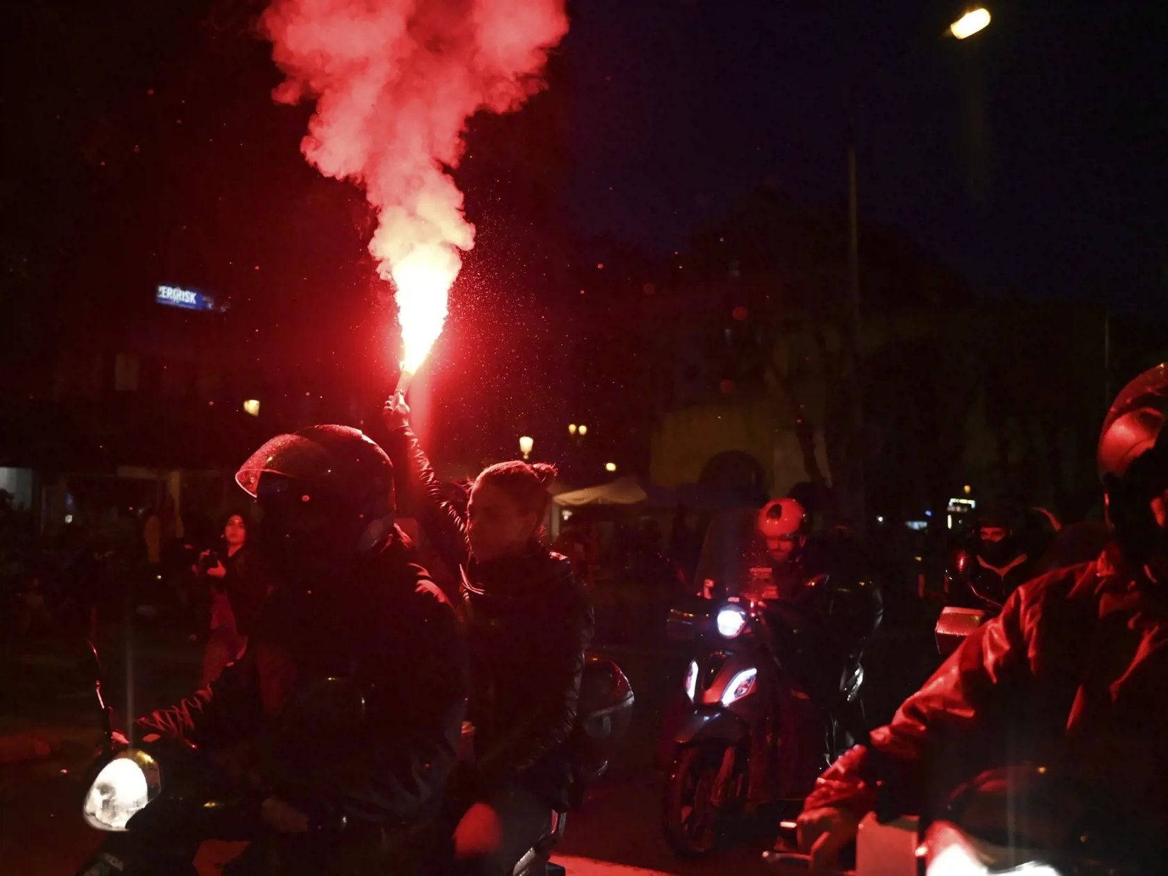 Žena drží svetlicu počas protestu v prístavnom meste Solún 2. marca 2023. Približne 700 ľudí sa vo štvrtok zhromaždilo pred sídlom železničnej spoločnosti Hellenic Train v Aténach, kde protestovali proti chronickým nedostatkom a zlyhaniam. Tie v utorok krátko pred polnocou spôsobili čelnú zrážku dvoch vlakov s 57 mŕtvymi. TASR prevzala správu z tlačovej agentúry AFP.    Protestujúci si minútou ticha uctili pamiatku obetí nehody.