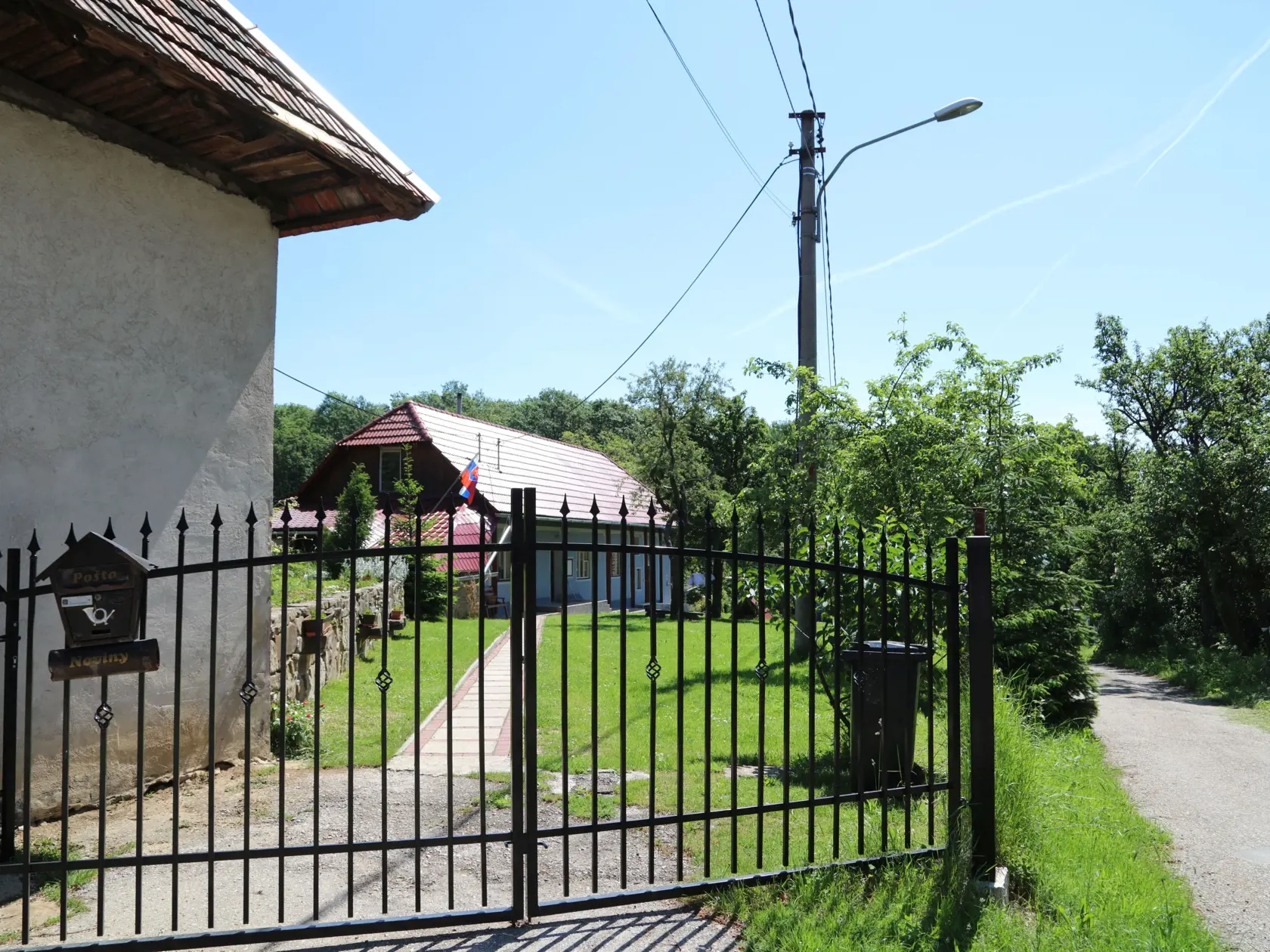 Adela vlastní tento pozemok s hospodárskou budovou.