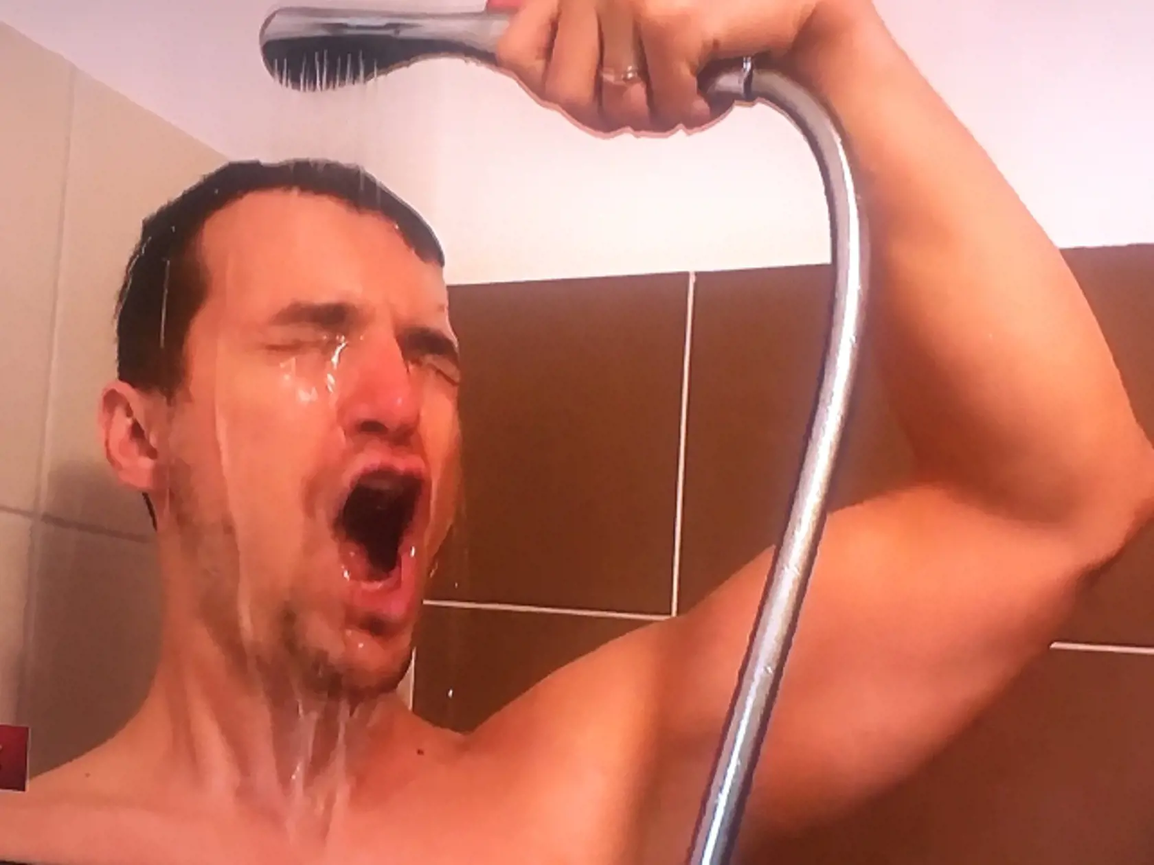 Viktor sa rád sprchuje v studenej vode. Tu je pohľad na časť ich kúpelne...