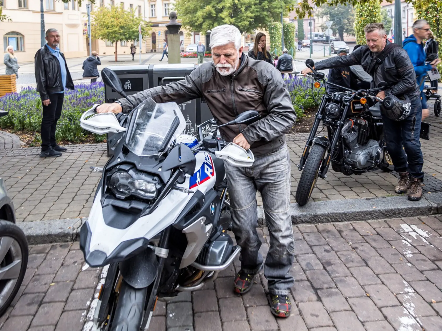 Český prezident Petr Pavel s jeho dvojnohým tátošom.