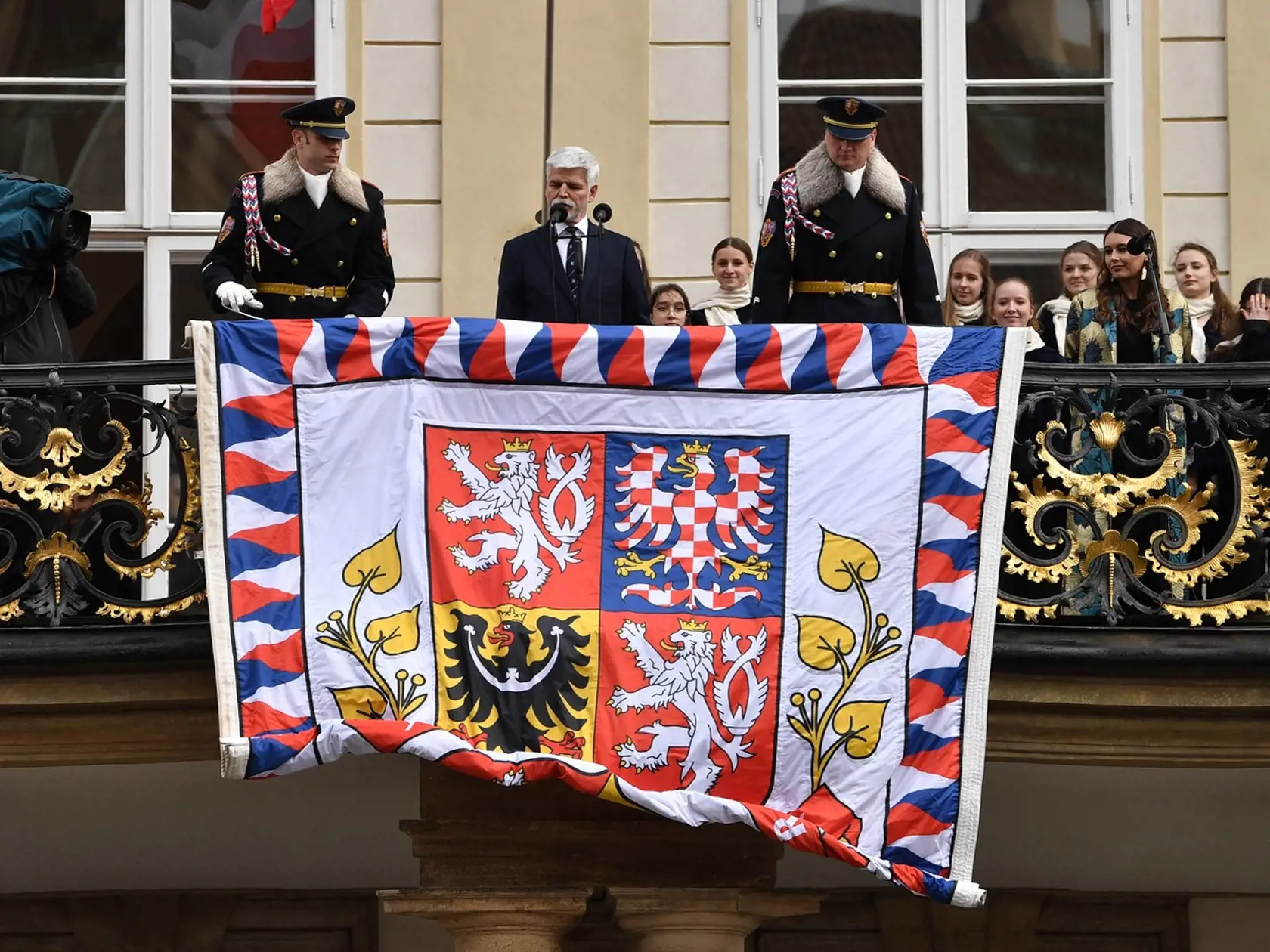 Pavel zároveň na hradnom balkóne odhalil prezidentskú štandardu.