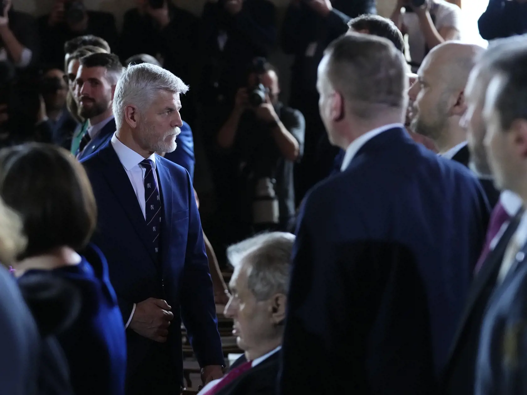 Novozvolený český prezident Petr Pavel (vľavo) kráča okolo hostí počas jeho inaugurácie na Pražskom hrade v Prahe 9. marca 2023. Petr Pavel sa vo štvrtok (9. marca) zložením sľubu stane štvrtým prezidentom samostatnej Českej republiky. Inauguráciu novej hlavy štátu bude vo Vladislavskej sále Pražského hradu sledovať približne 800 pozvaných hostí, ďalšie stovky prídu na menej formálne stretnutie pri čaši vína.