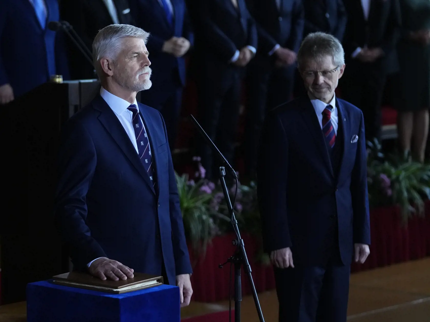 Novozvolený český prezident Petr Pavel (vľavo) skladá prísahu počas jeho inaugurácie na Pražskom hrade v Prahe 9. marca 2023. Petr Pavel sa vo štvrtok (9. marca) zložením sľubu stane štvrtým prezidentom samostatnej Českej republiky. Inauguráciu novej hlavy štátu bude vo Vladislavskej sále Pražského hradu sledovať približne 800 pozvaných hostí, ďalšie stovky prídu na menej formálne stretnutie pri čaši vína.