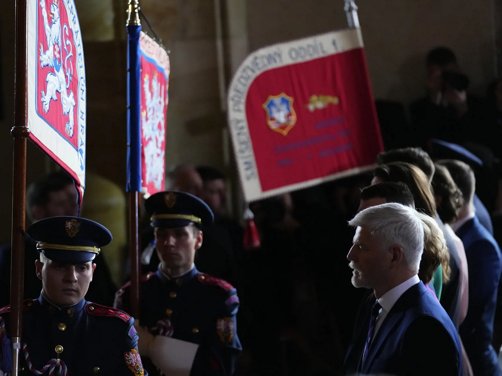 Novozvolený český prezident Petr Pavel (vpredu vpravo) skladá prísahu počas jeho inaugurácie na Pražskom hrade v Prahe 9. marca 2023. Petr Pavel sa vo štvrtok (9. marca) zložením sľubu stane štvrtým prezidentom samostatnej Českej republiky. Inauguráciu novej hlavy štátu bude vo Vladislavskej sále Pražského hradu sledovať približne 800 pozvaných hostí, ďalšie stovky prídu na menej formálne stretnutie pri čaši vína.