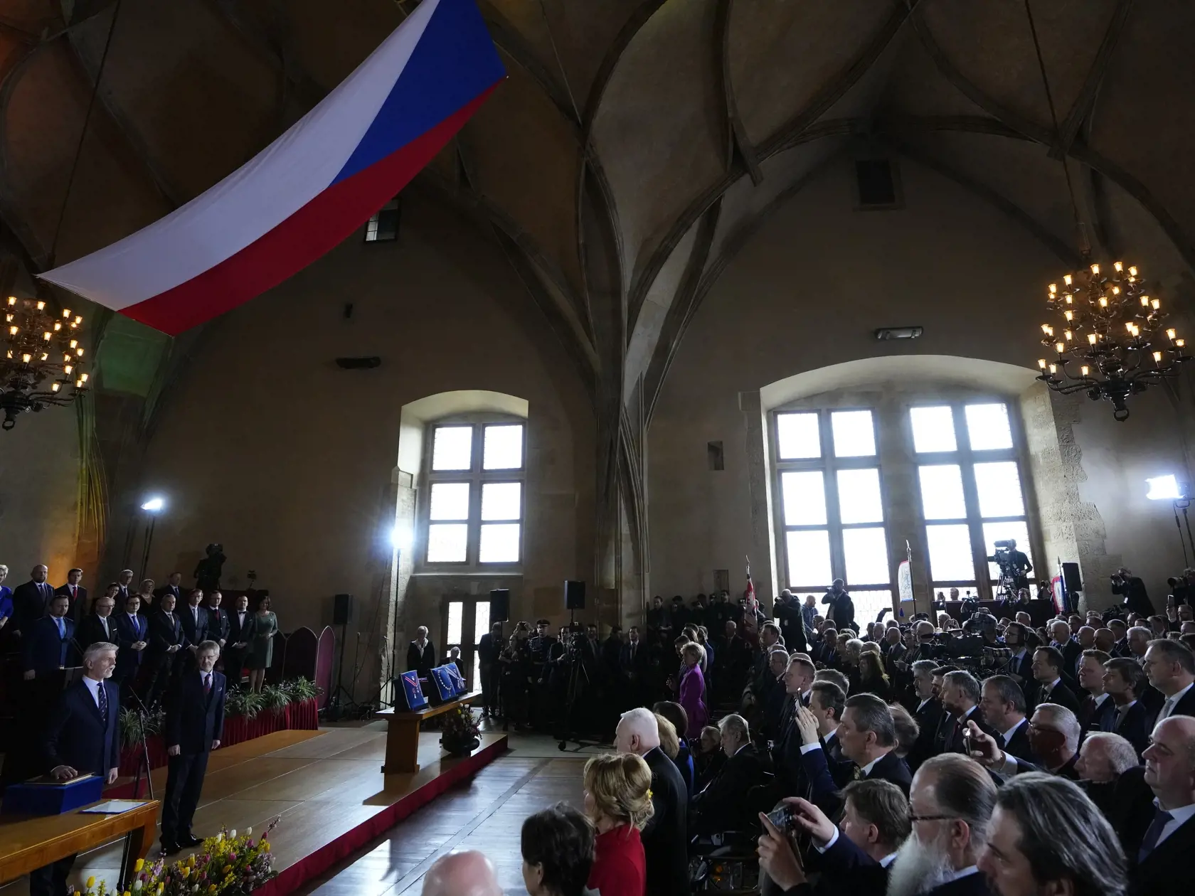 Novozvolený čeký prezident Petr Pavel (vľavo) skladá prísahu počas jeho inaugurácie na Pražskom hrade v Prahe 9. marca 2023. Petr Pavel sa vo štvrtok (9. marca) zložením sľubu stane štvrtým prezidentom samostatnej Českej republiky.
