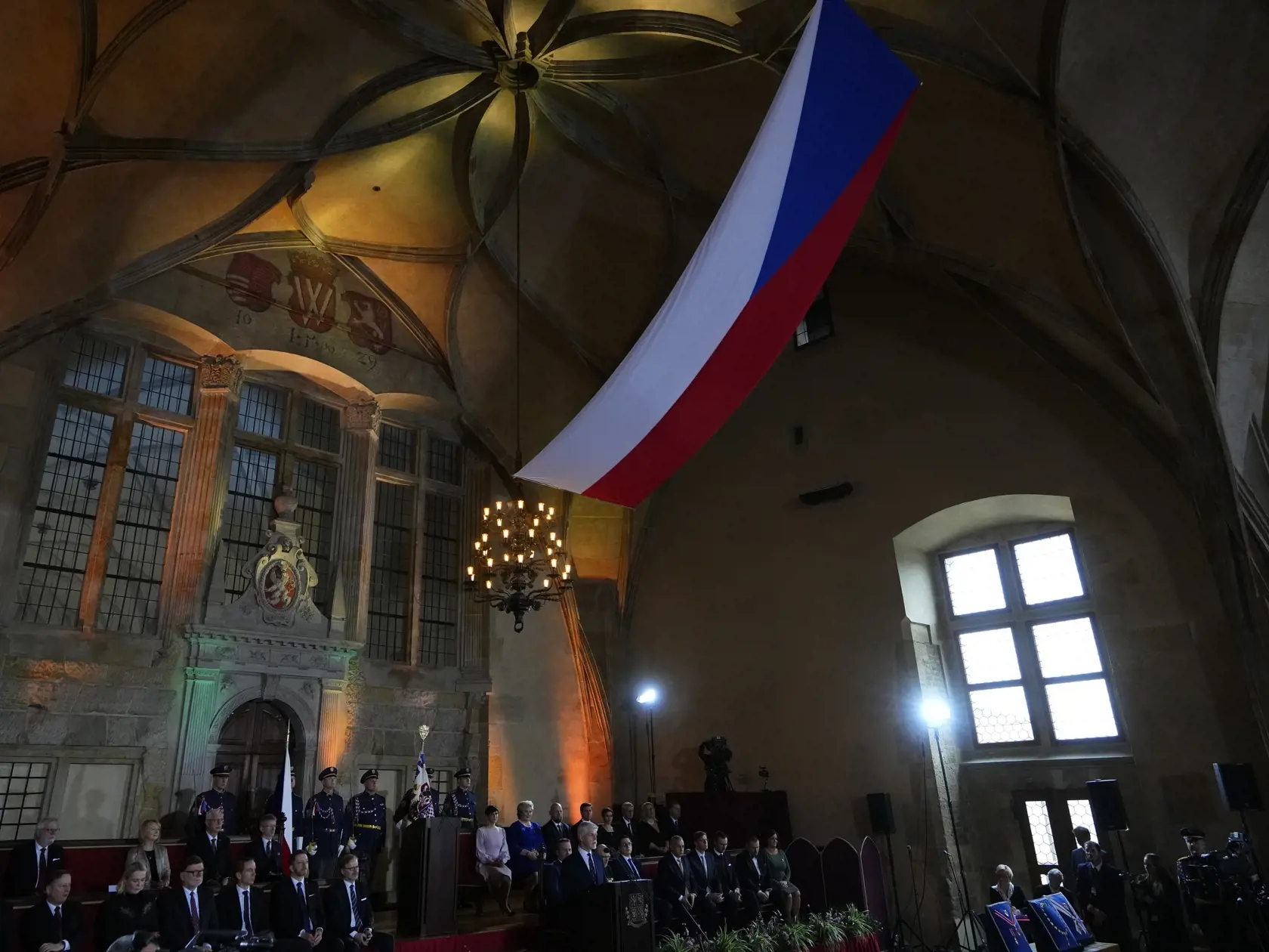 Česká zástava visí zo stropu počas  inaugurácie novozvoleného českého prezidenta Petra Pavla na Pražskom hrade v Prahe 9. marca 2023. Petr Pavel sa vo štvrtok (9. marca) zložením sľubu stane štvrtým prezidentom samostatnej Českej republiky. Inauguráciu novej hlavy štátu bude vo Vladislavskej sále Pražského hradu sledovať približne 800 pozvaných hostí, ďalšie stovky prídu na menej formálne stretnutie pri čaši vína.