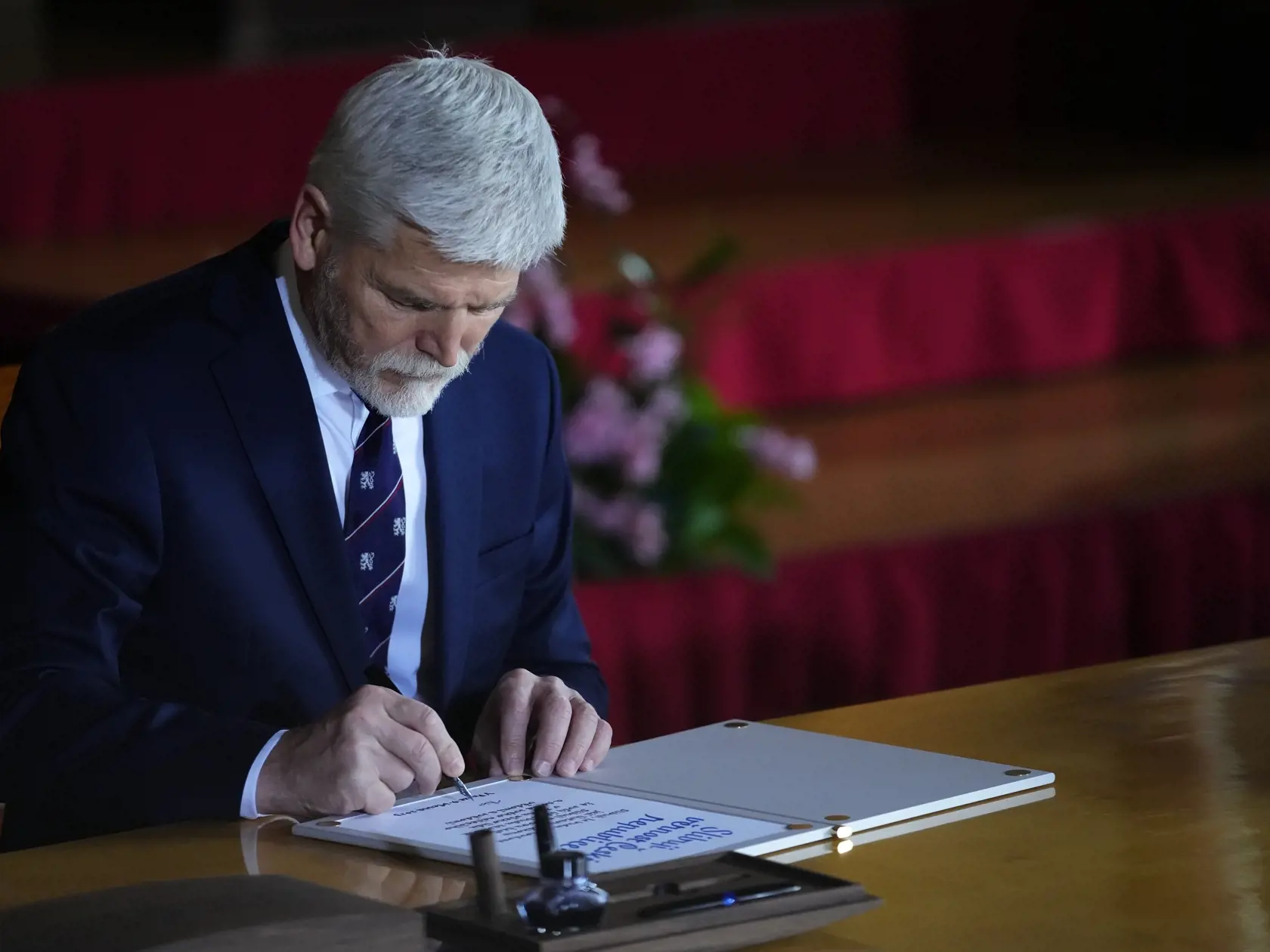 Novozvolený český prezident Petr Pavel podpisuje prísahu počas jeho inaugurácie na Pražskom hrade v Prahe 9. marca 2023. Petr Pavel sa vo štvrtok (9. marca) zložením sľubu stane štvrtým prezidentom samostatnej Českej republiky. Inauguráciu novej hlavy štátu bude vo Vladislavskej sále Pražského hradu sledovať približne 800 pozvaných hostí, ďalšie stovky prídu na menej formálne stretnutie pri čaši vína.