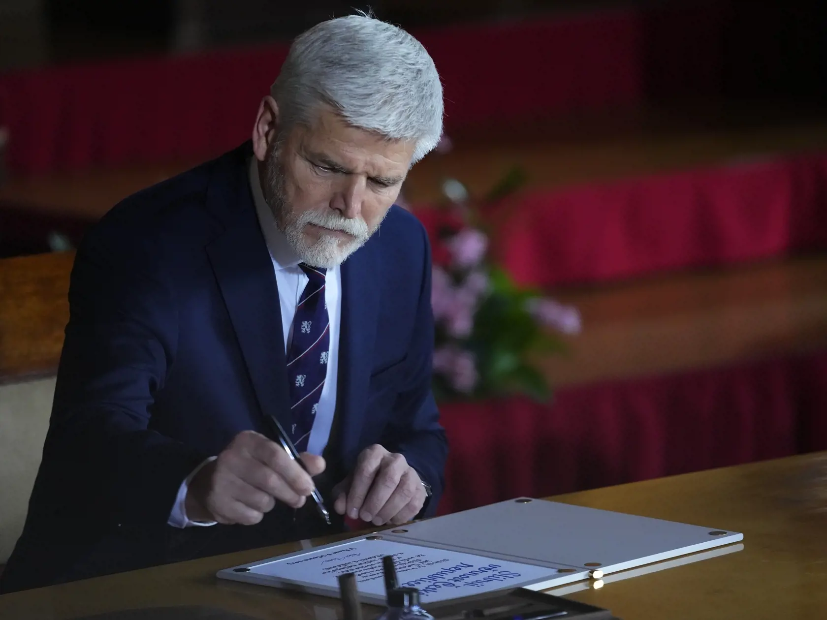 Novozvolený český prezident Petr Pavel podpisuje prísahu počas jeho inaugurácie na Pražskom hrade v Prahe 9. marca 2023. Petr Pavel sa vo štvrtok (9. marca) zložením sľubu stane štvrtým prezidentom samostatnej Českej republiky. Inauguráciu novej hlavy štátu bude vo Vladislavskej sále Pražského hradu sledovať približne 800 pozvaných hostí, ďalšie stovky prídu na menej formálne stretnutie pri čaši vína.